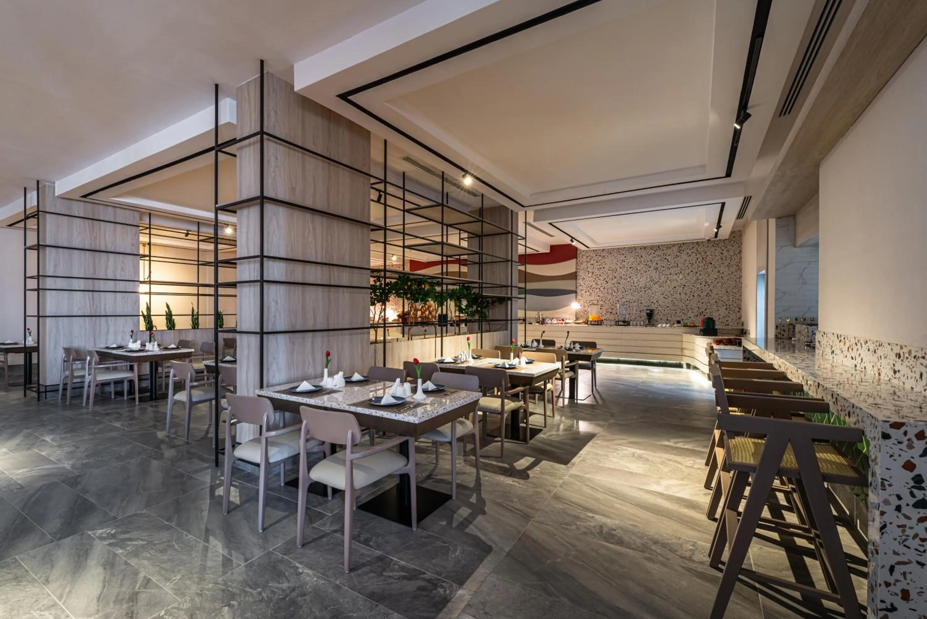 Restaurant/places to eat in Ewaa Express Hotel - Abha