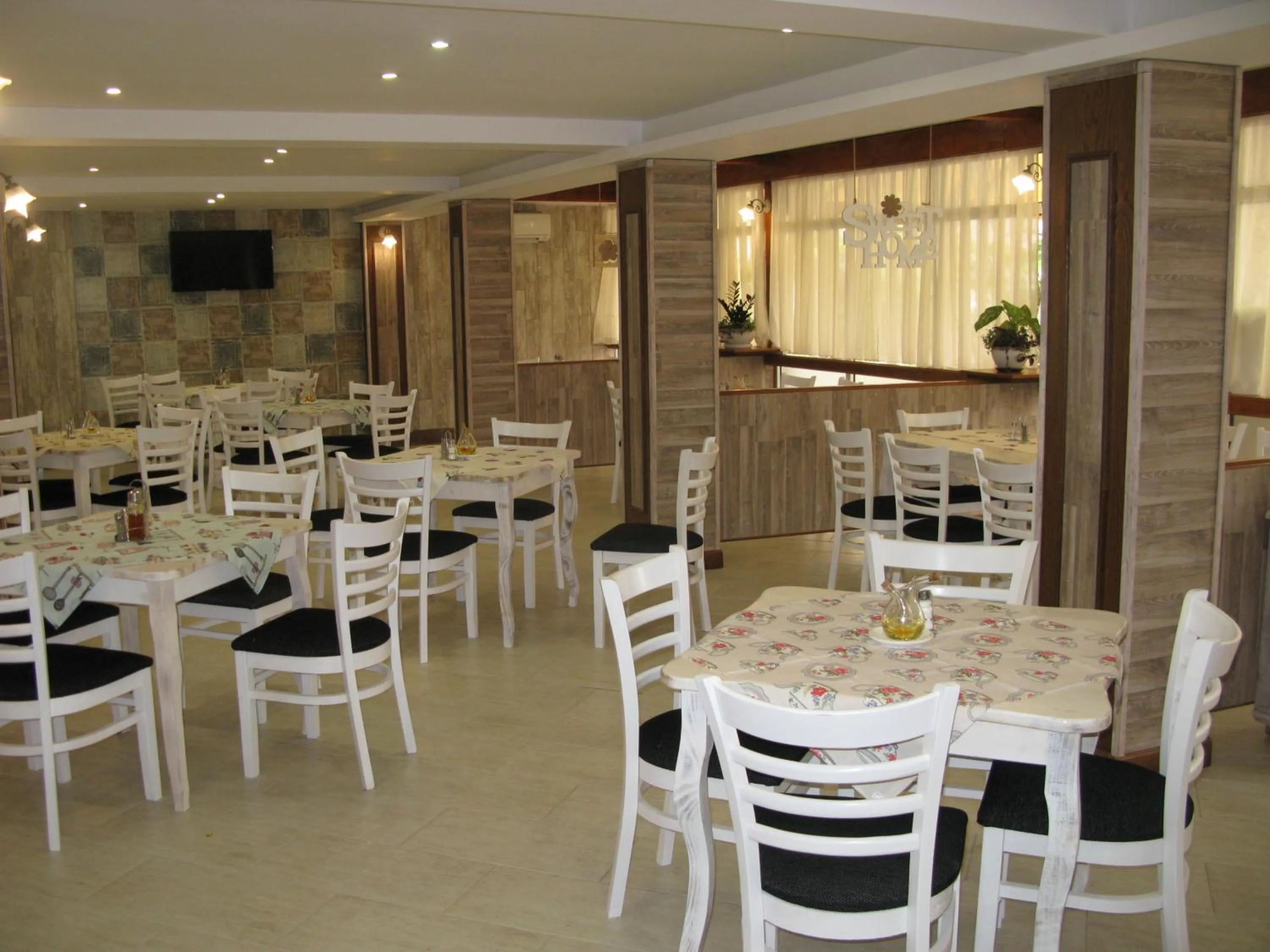 Restaurant/places to eat in Estreya Residence Hotel and SPA