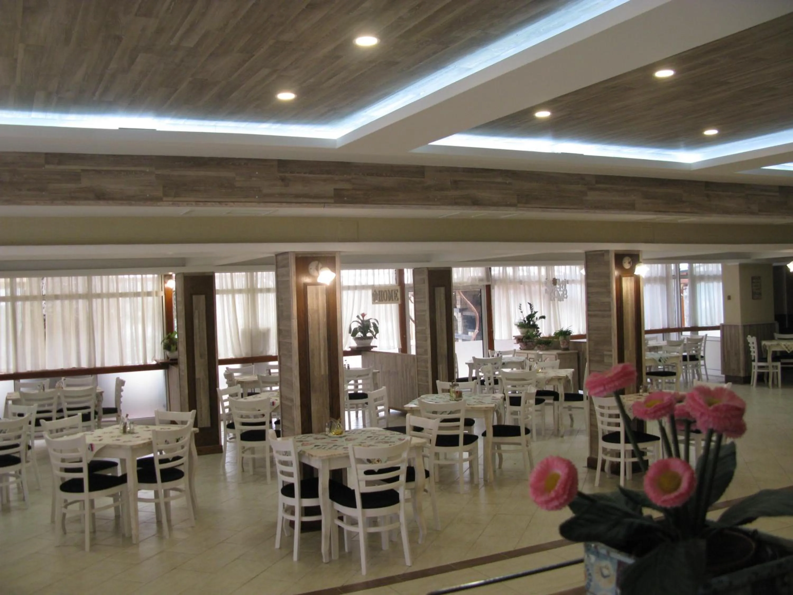 Restaurant/places to eat in Estreya Residence Hotel and SPA