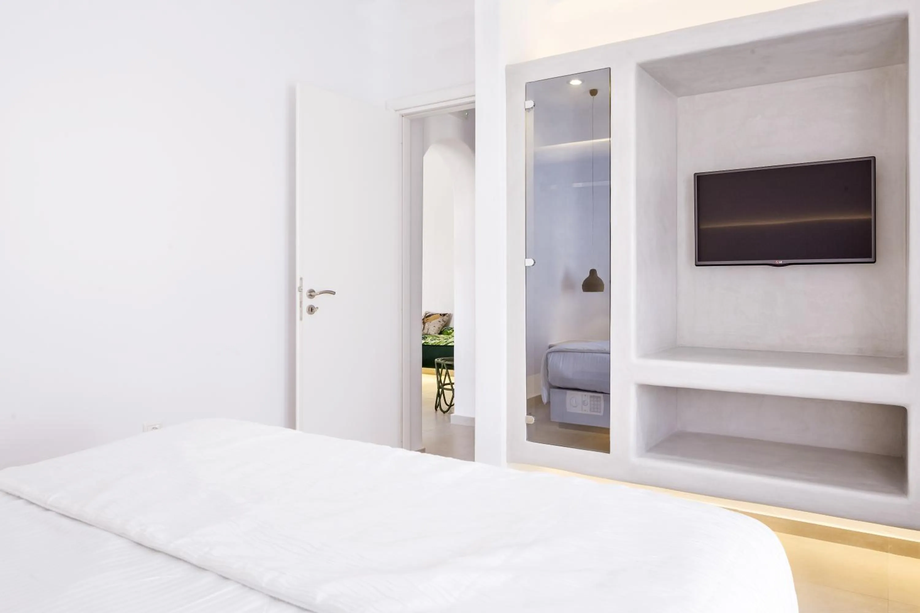 TV and multimedia, Bed in Art Hotel Santorini