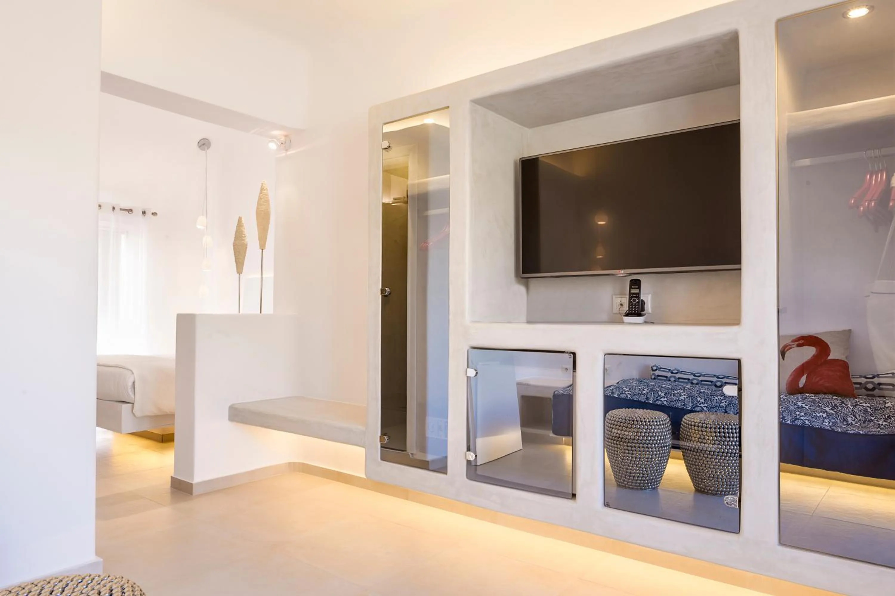 TV and multimedia, Bed in Art Hotel Santorini