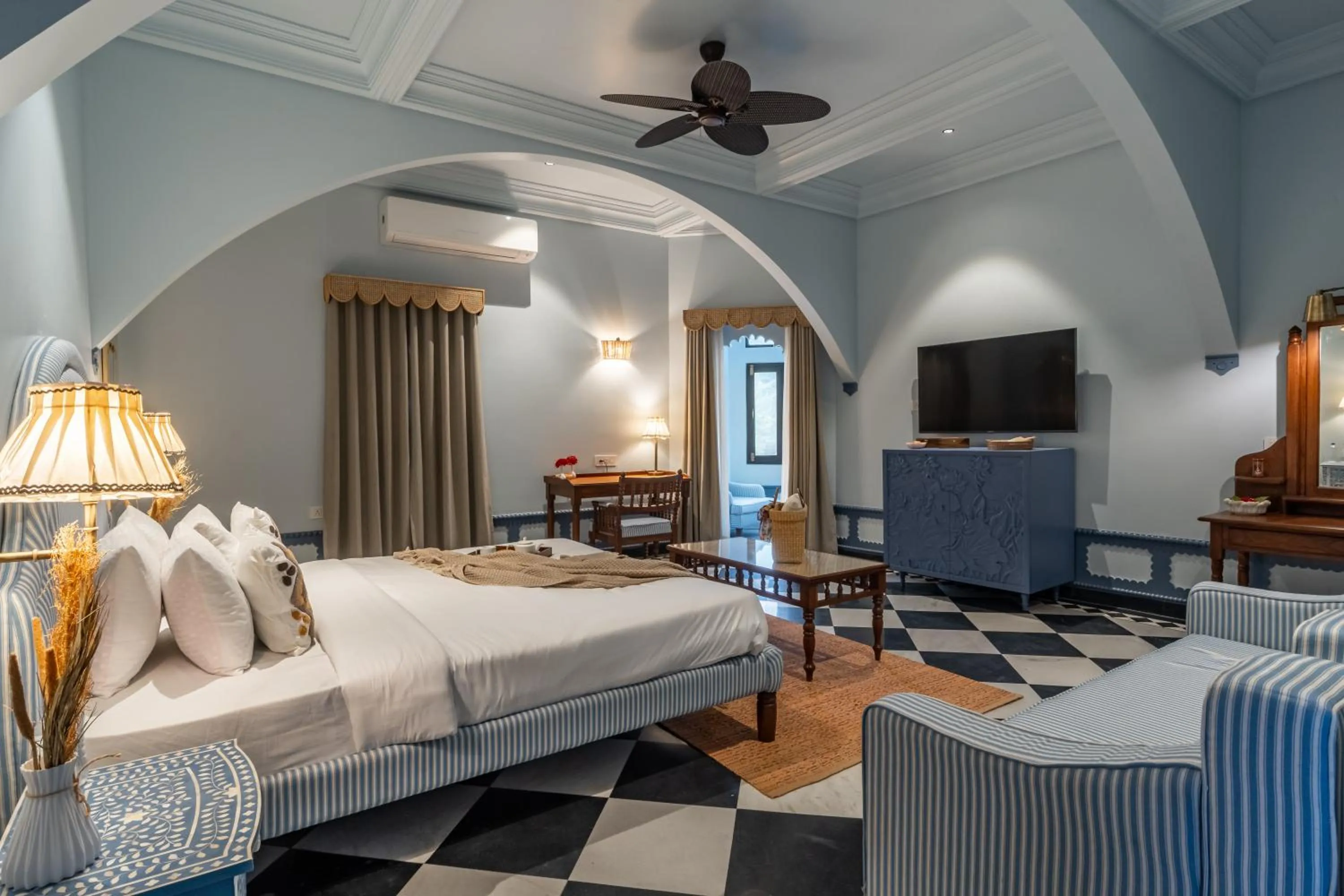 Bedroom, Bed in Daulatgarh Resort