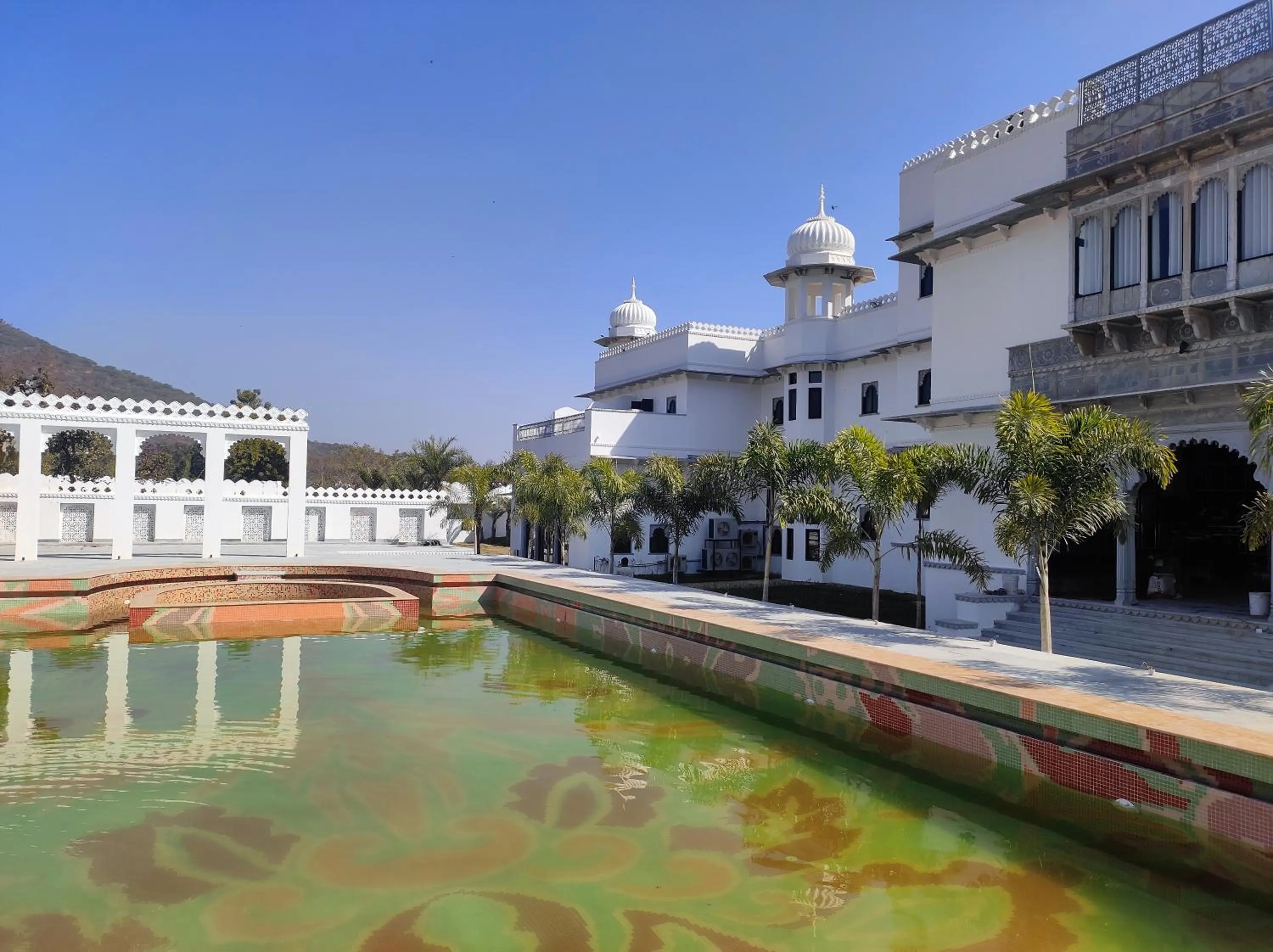 Swimming pool in Daulatgarh Resort