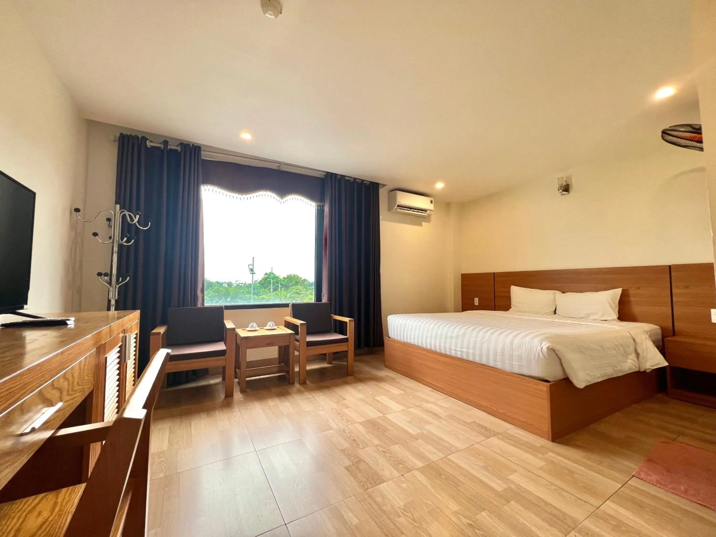 Photo of the whole room, Bed in Dragon Airport Hotel