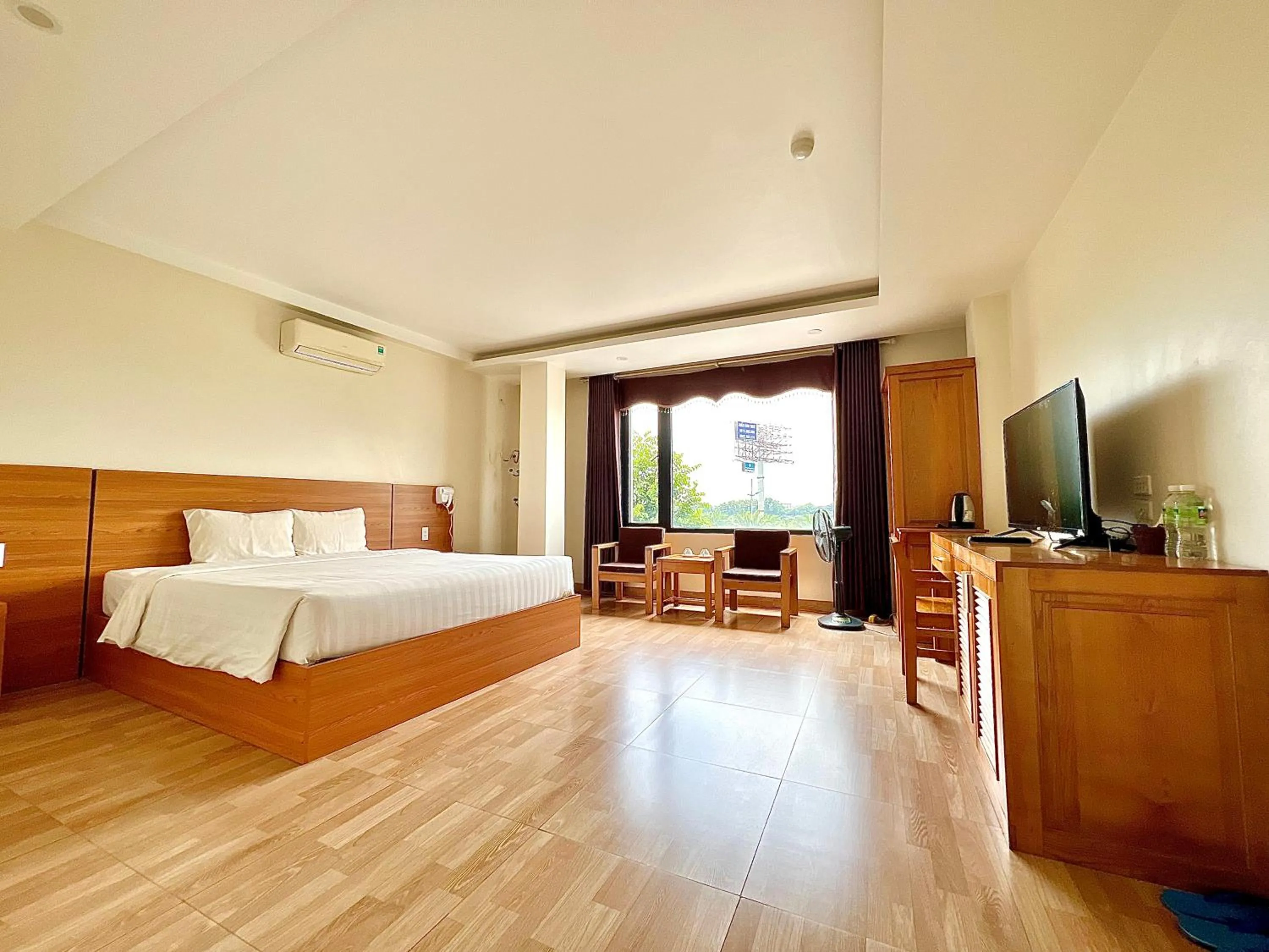 Photo of the whole room, Bed in Dragon Airport Hotel