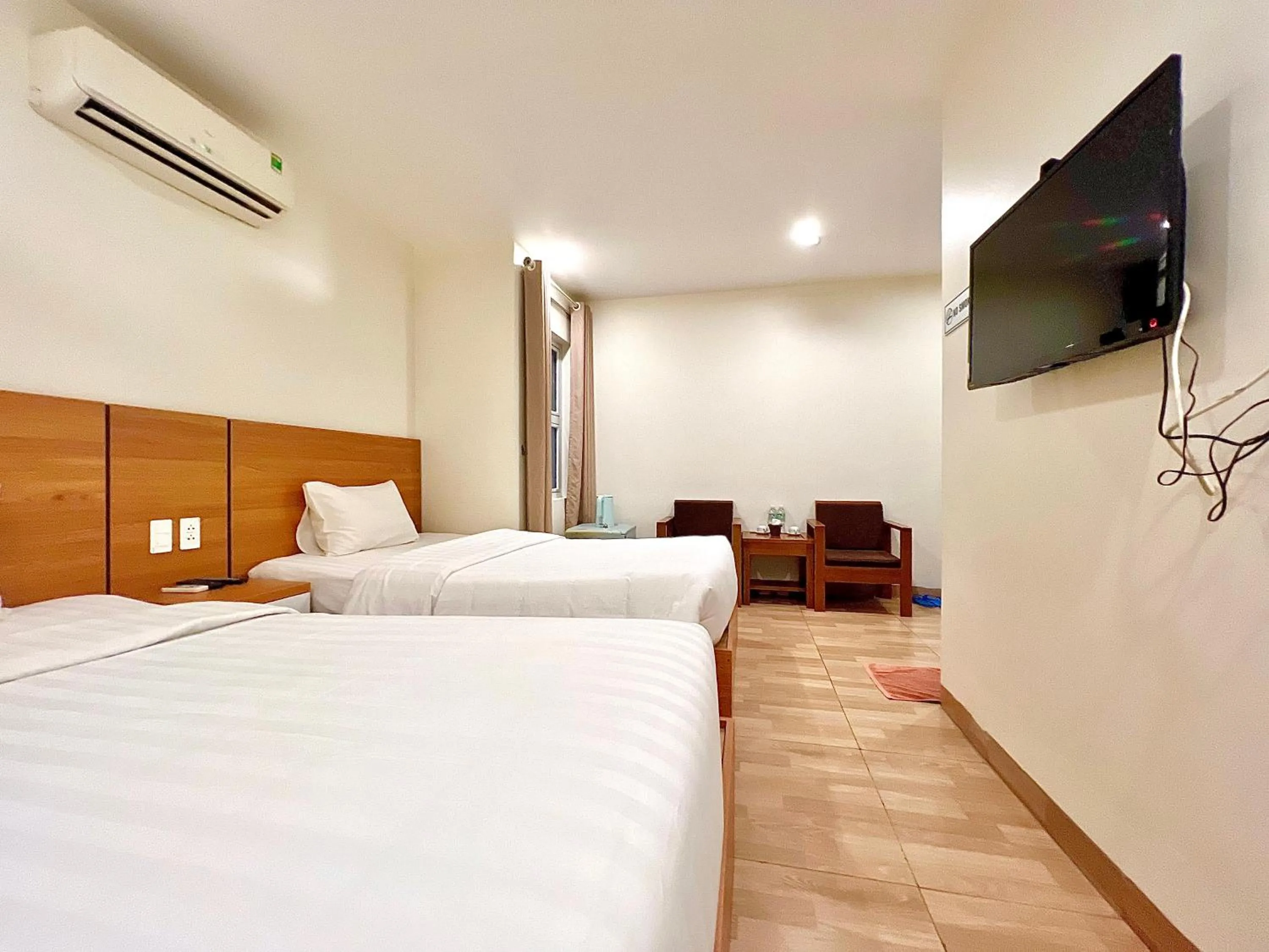 Photo of the whole room, Bed in Dragon Airport Hotel