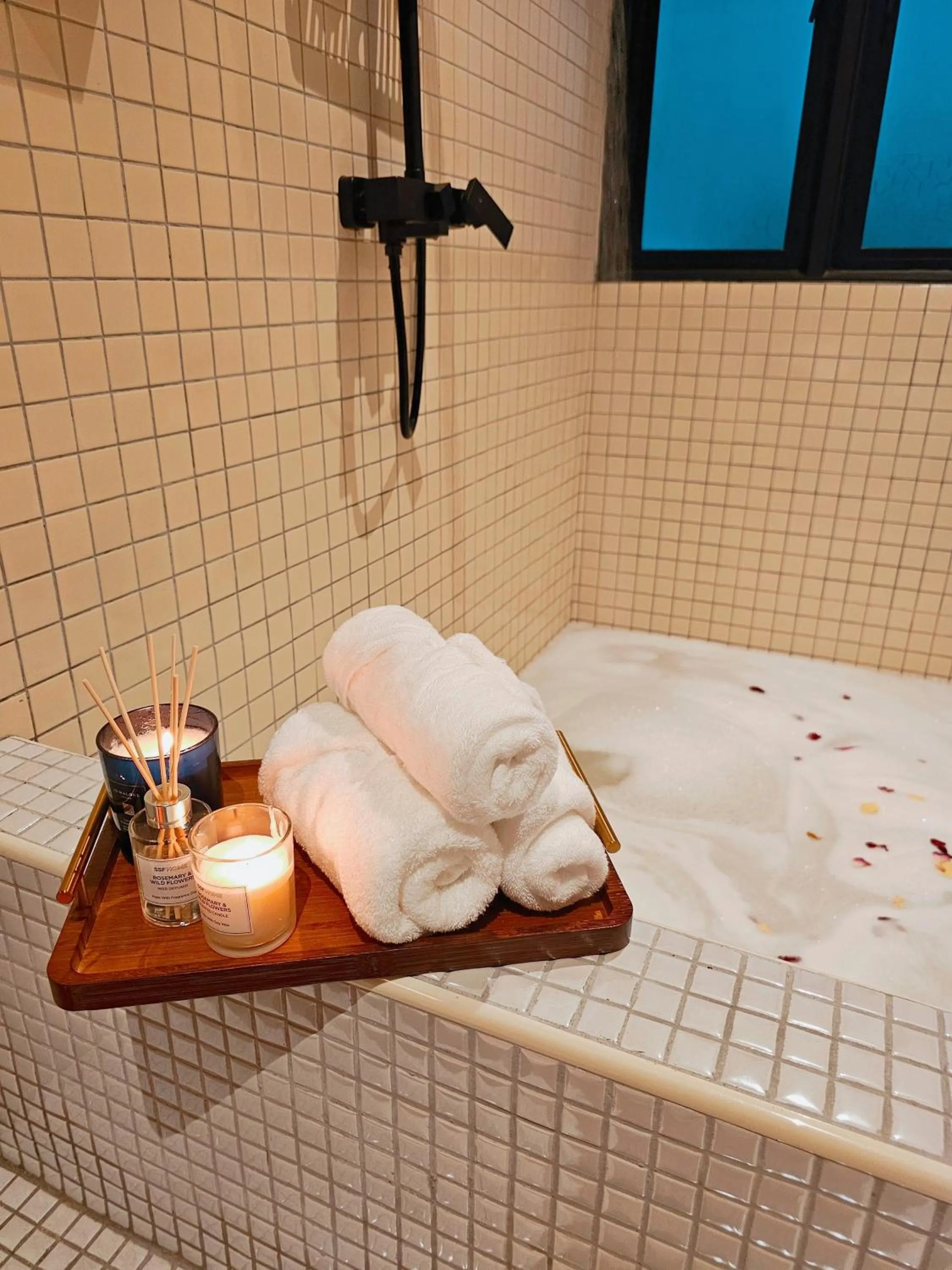 Bathroom, Bed in The Palm Suite at Lava Mansion