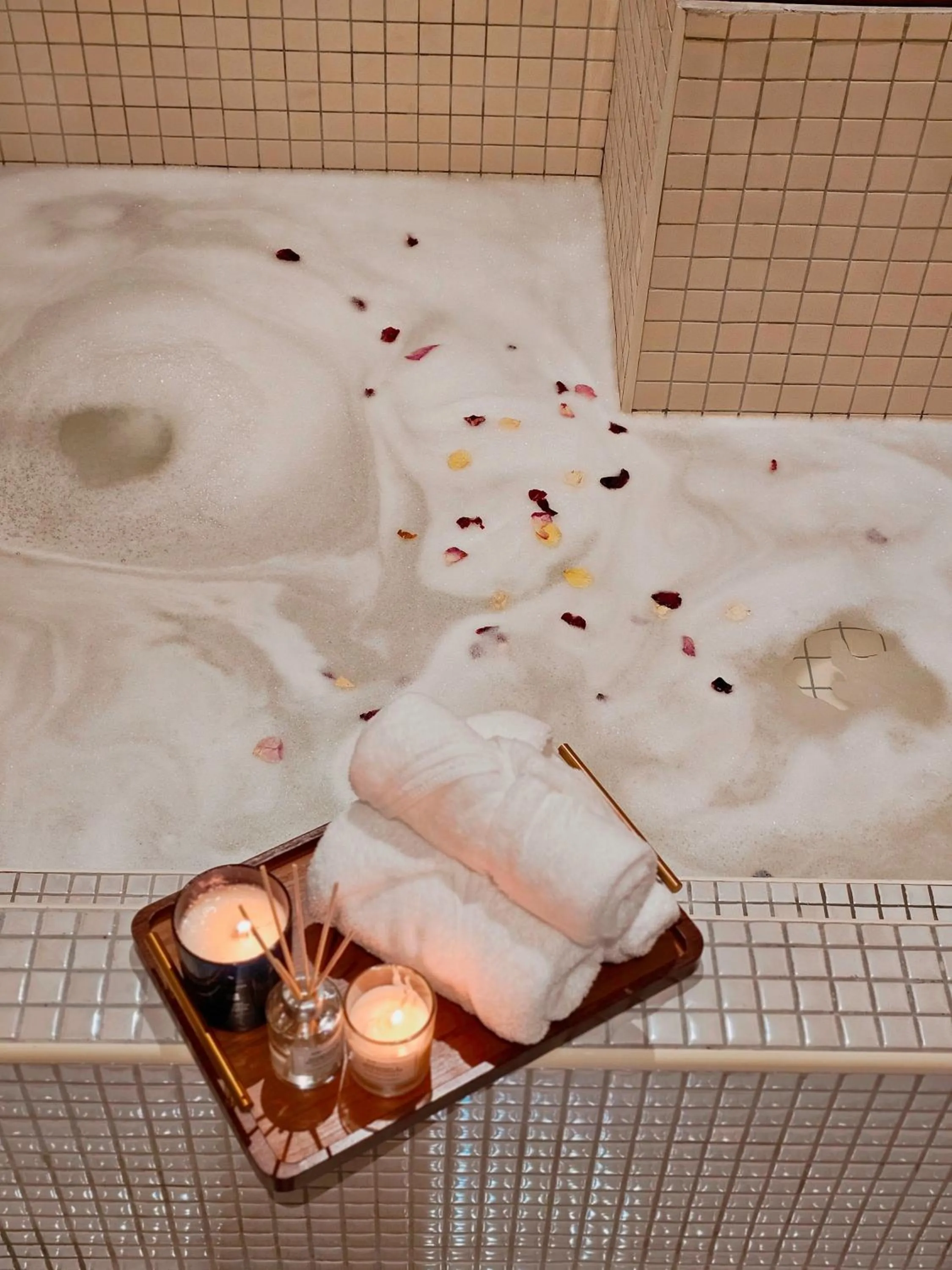 Hot Tub in The Palm Suite at Lava Mansion