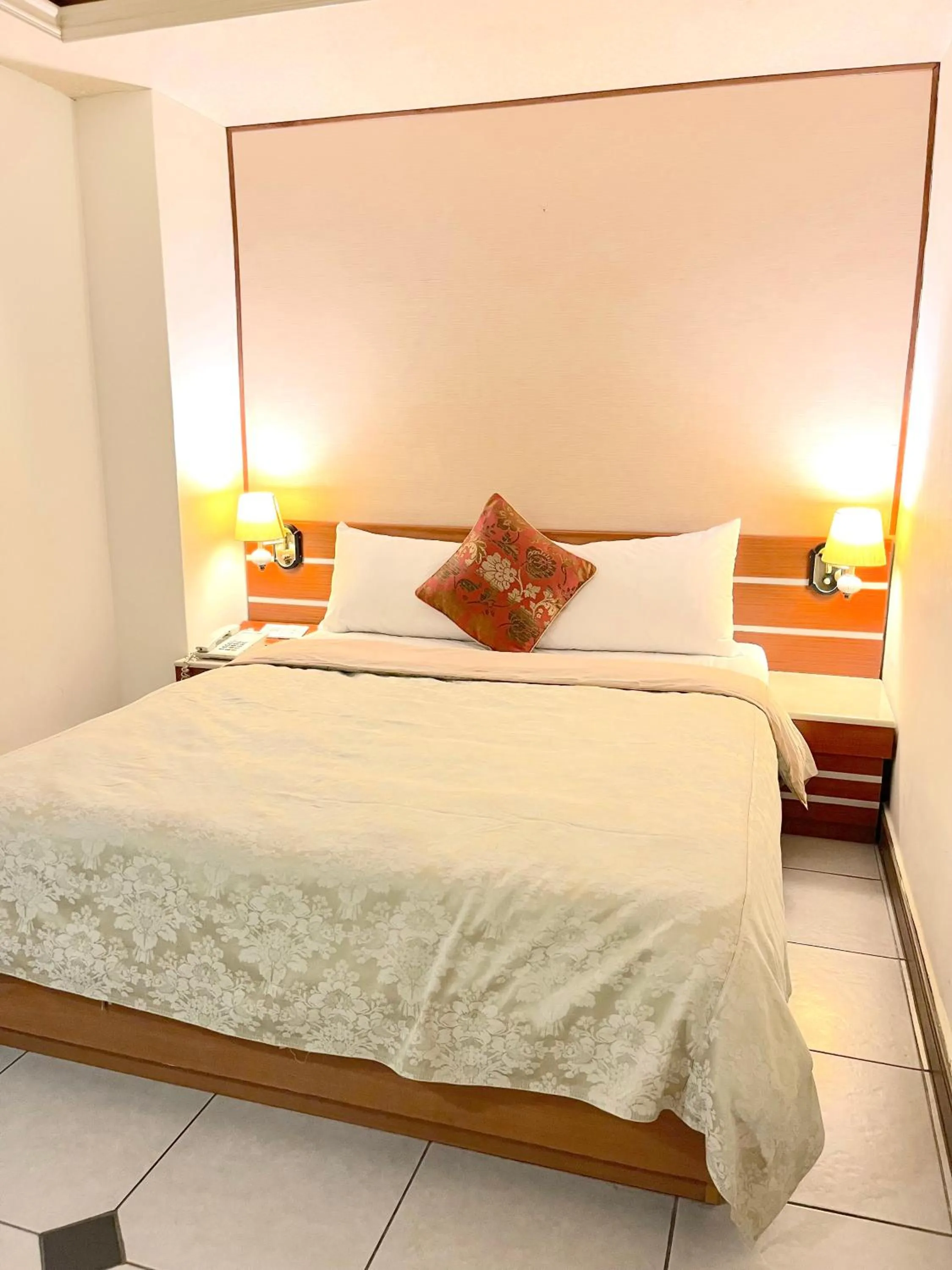 Photo of the whole room, Bed in Hua Guo Hotel