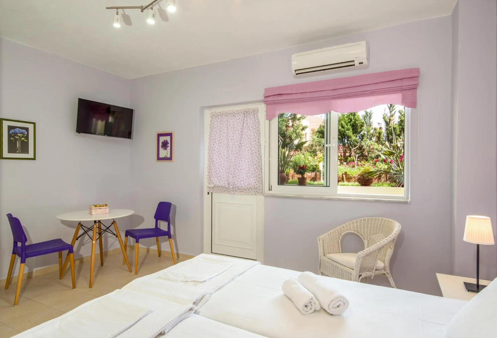 Photo of the whole room, Bed in Stamatakis Boutique Studios