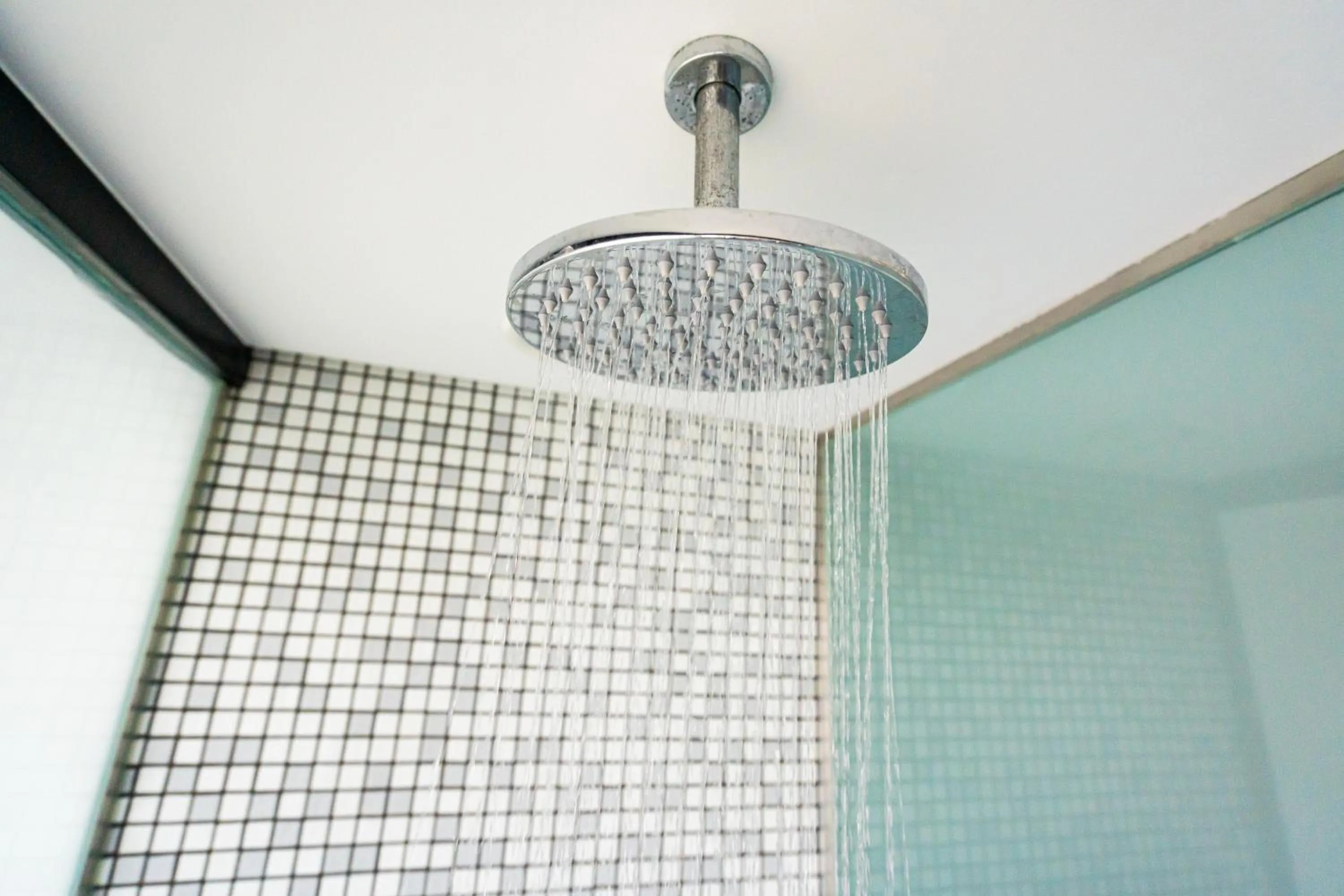 Shower in HF Fénix Music