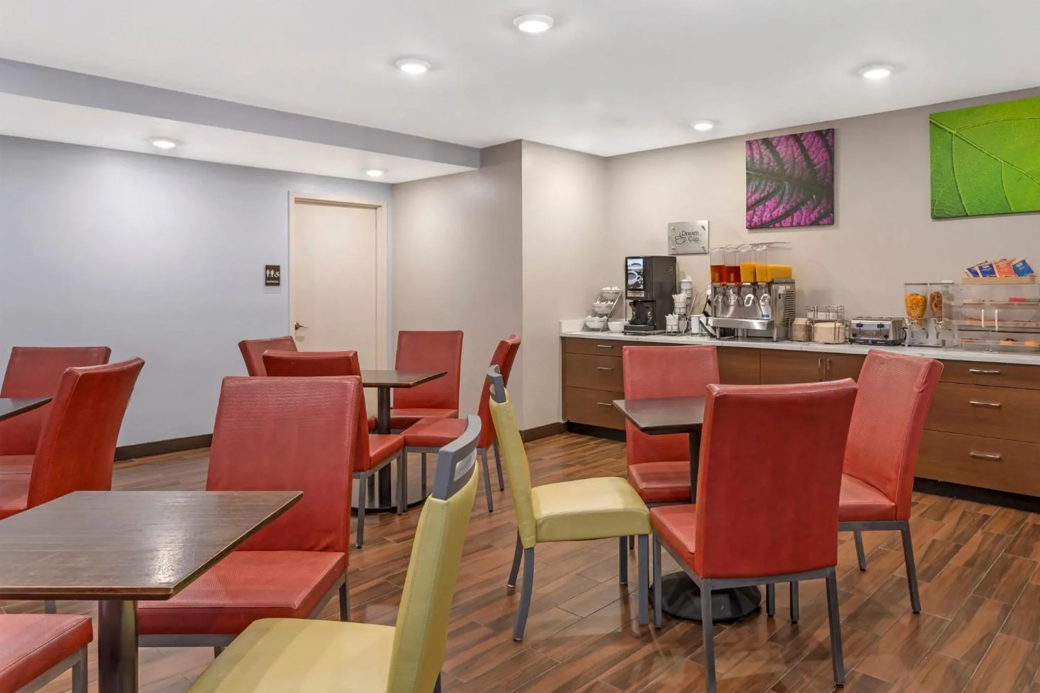 Breakfast in Red Roof PLUS Brooklyn - 3rd Ave