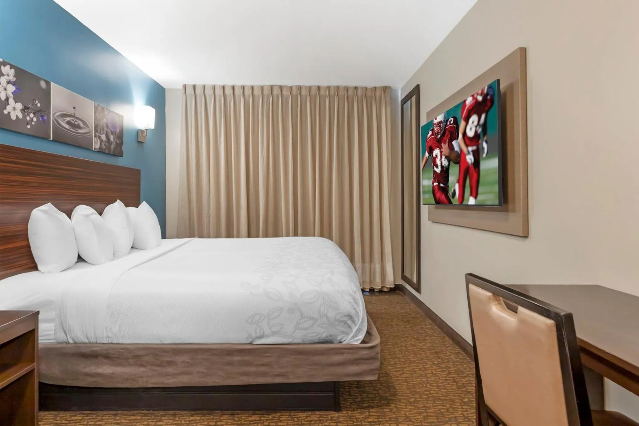 Bedroom, Bed in Red Roof PLUS Brooklyn - 3rd Ave