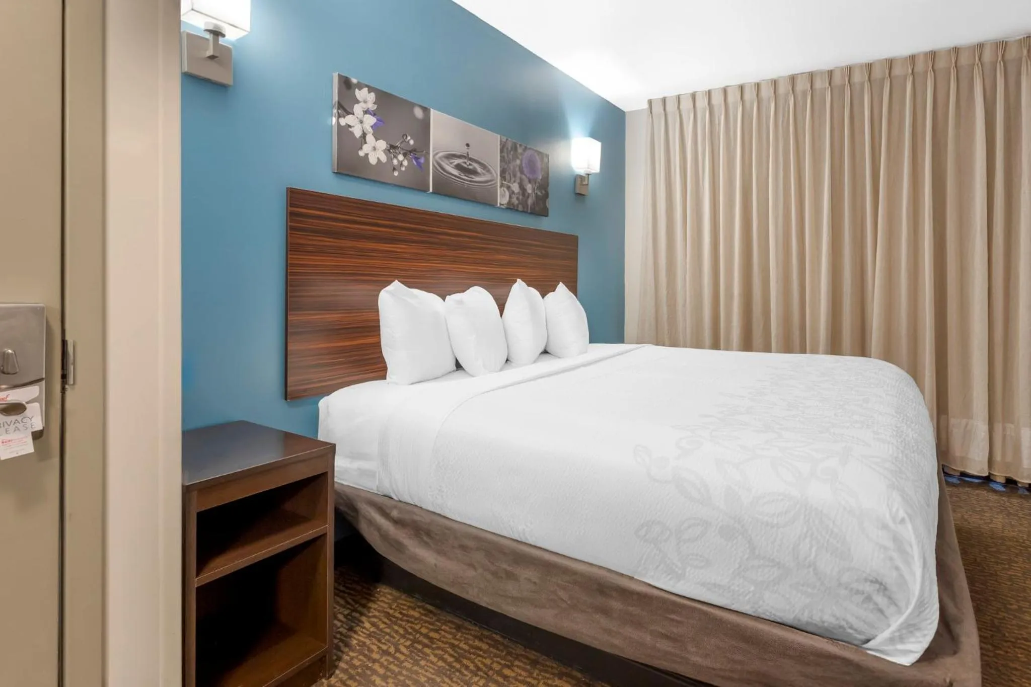 Bedroom, Bed in Red Roof PLUS Brooklyn - 3rd Ave