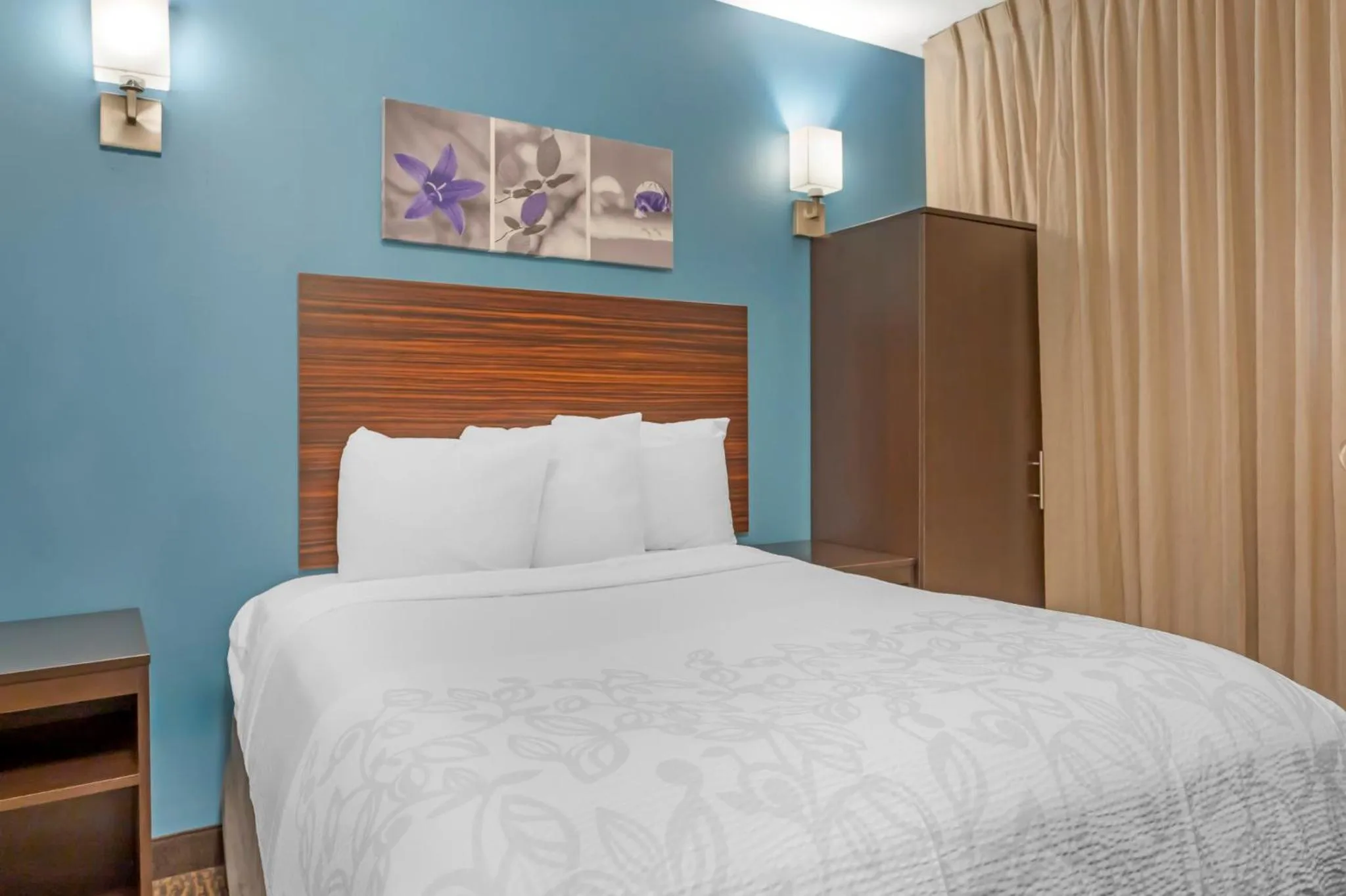 Bedroom, Bed in Red Roof PLUS Brooklyn - 3rd Ave