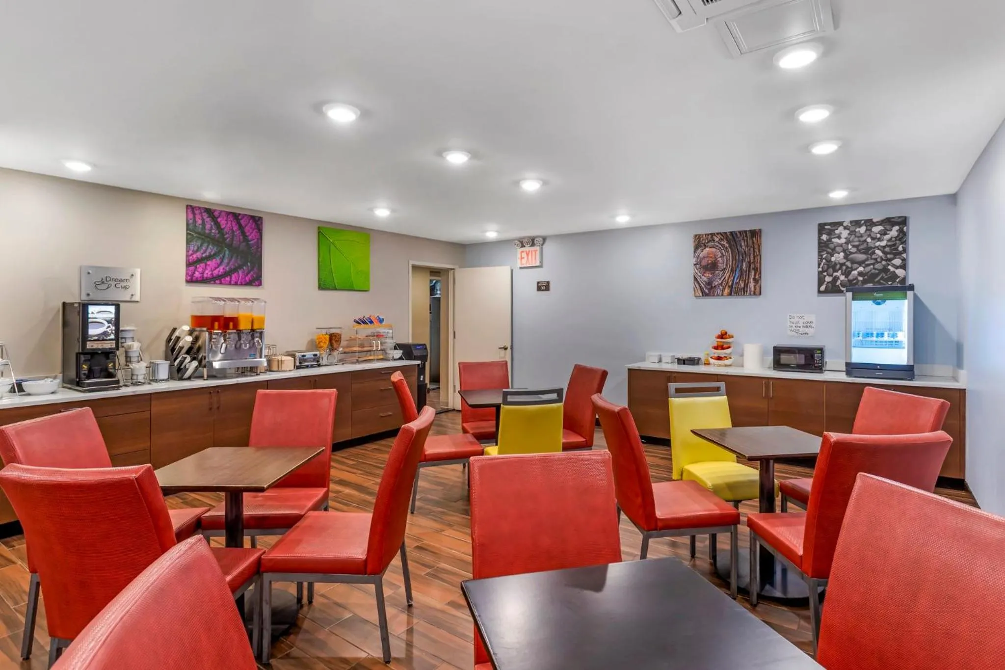 Breakfast in Red Roof PLUS Brooklyn - 3rd Ave