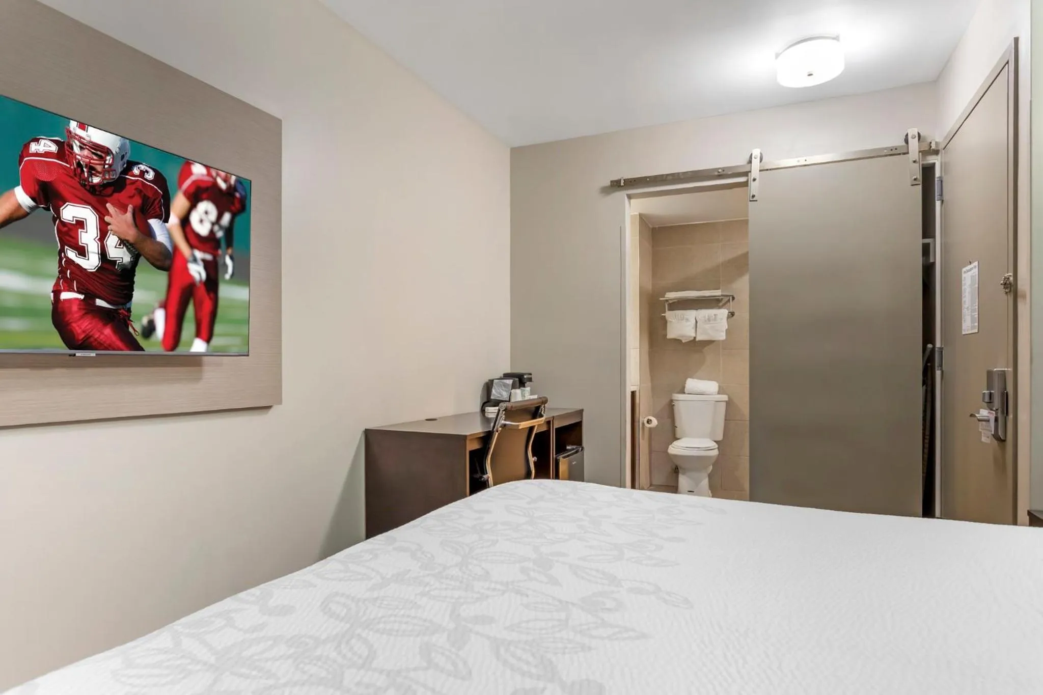 Bedroom, Bed in Red Roof PLUS Brooklyn - 3rd Ave