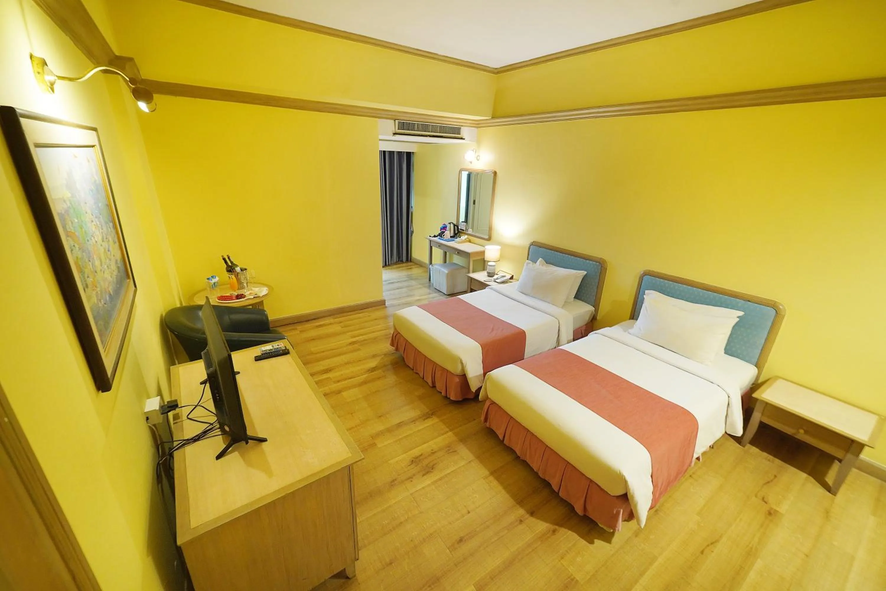 Photo of the whole room in Riverside Bangkok Hotel