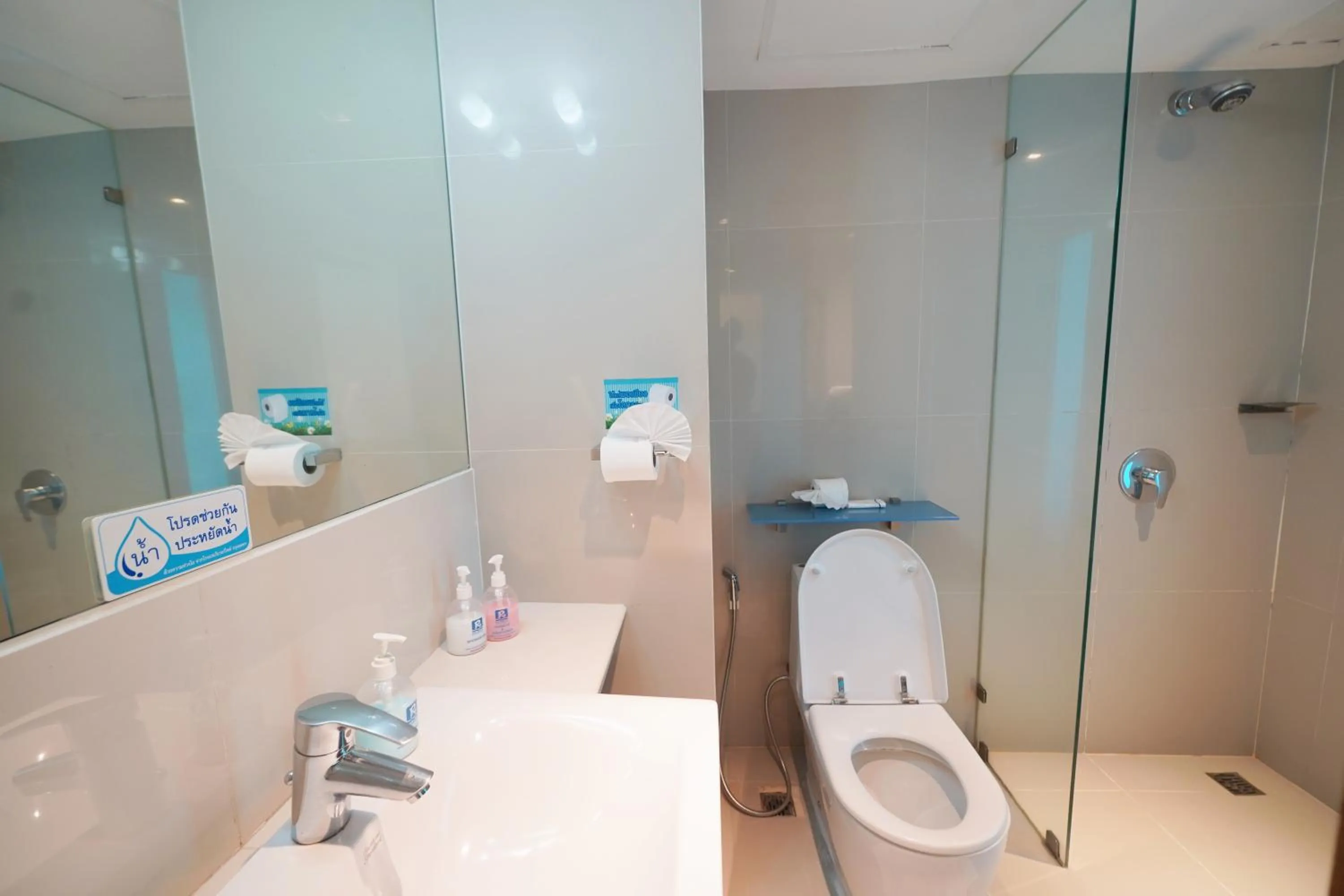 Bathroom in Riverside Bangkok Hotel