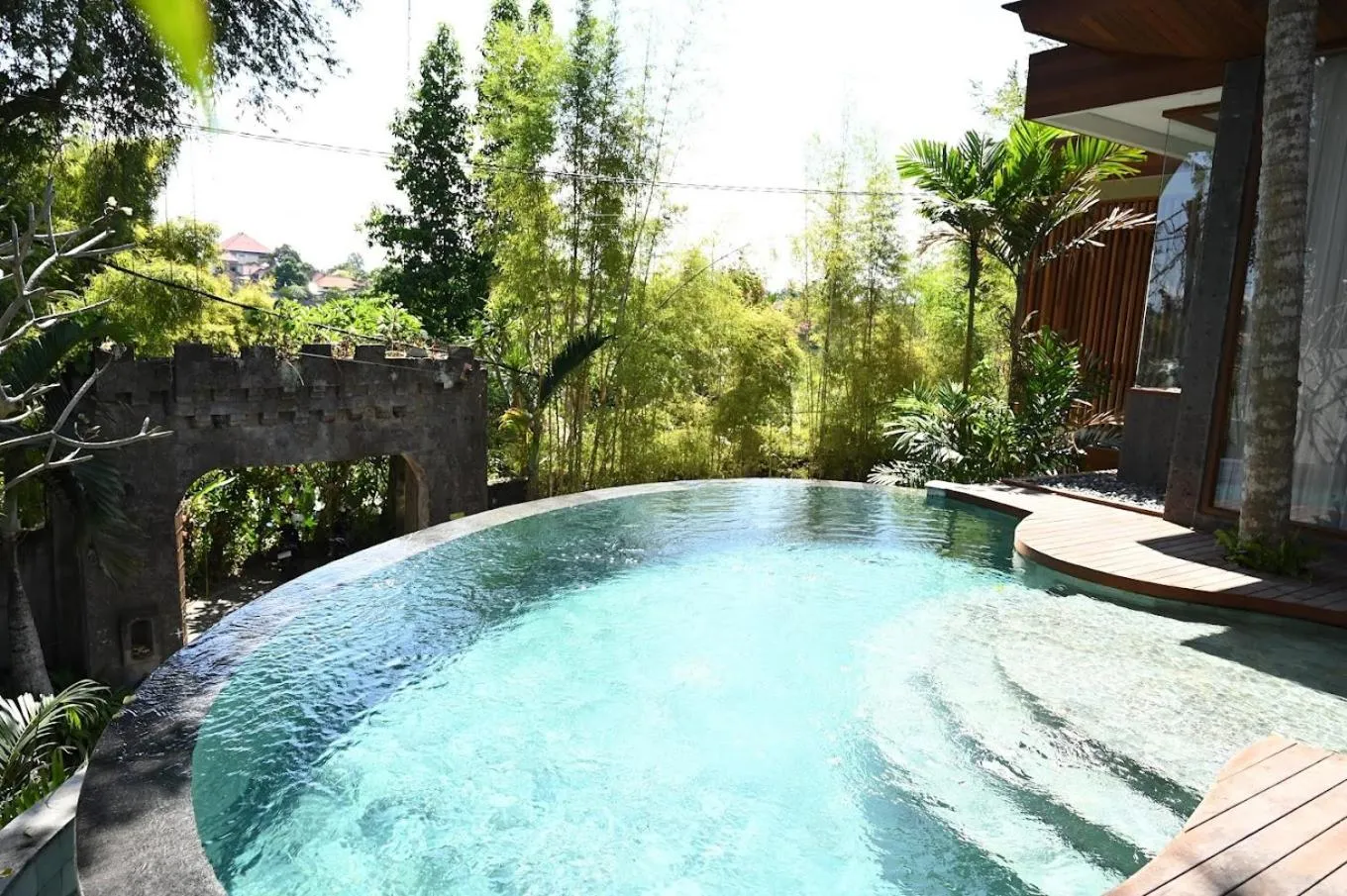 Quiet street view in Villa Suarga Des Anicca