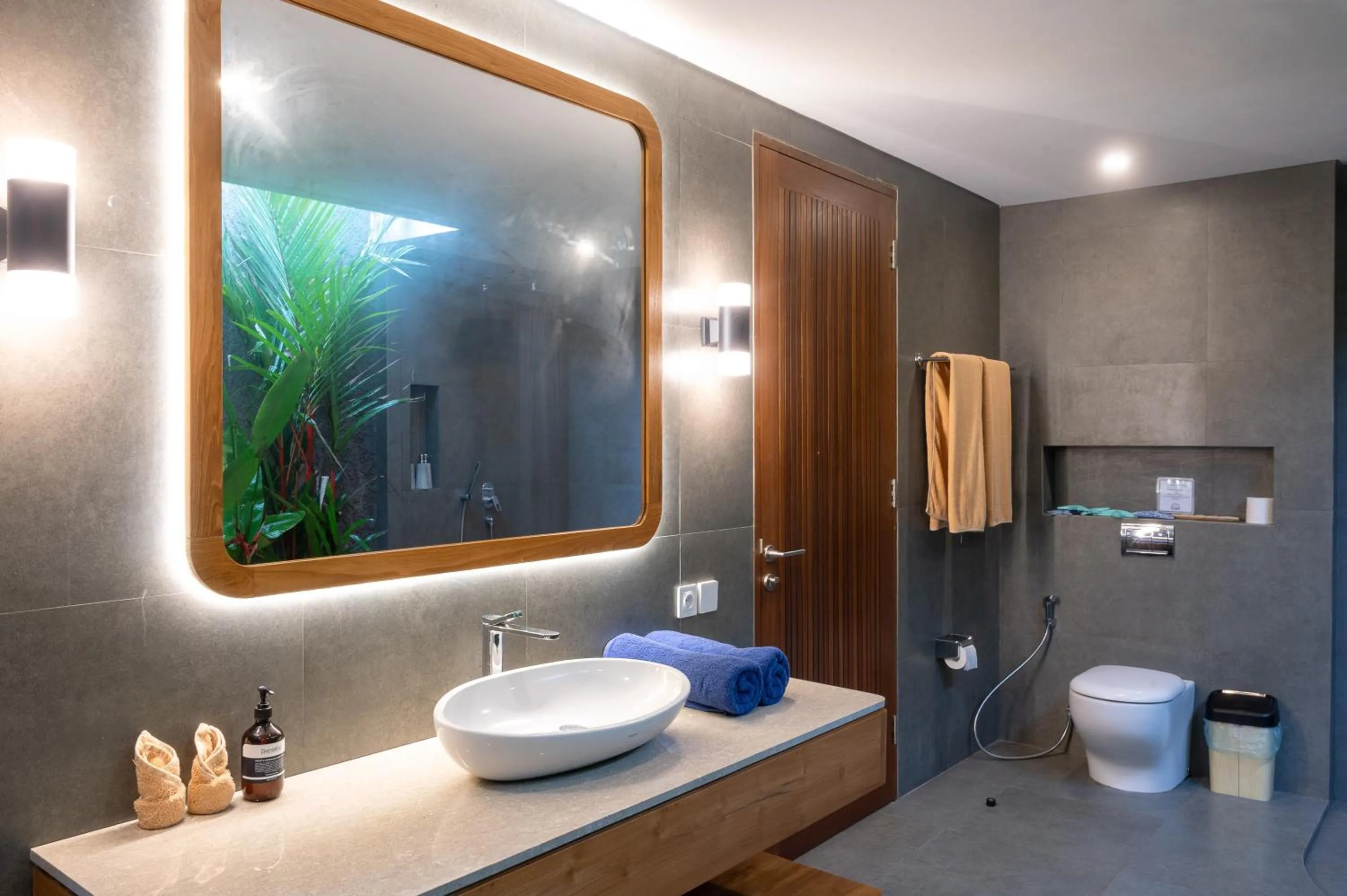 Shower in Villa Suarga Des Anicca