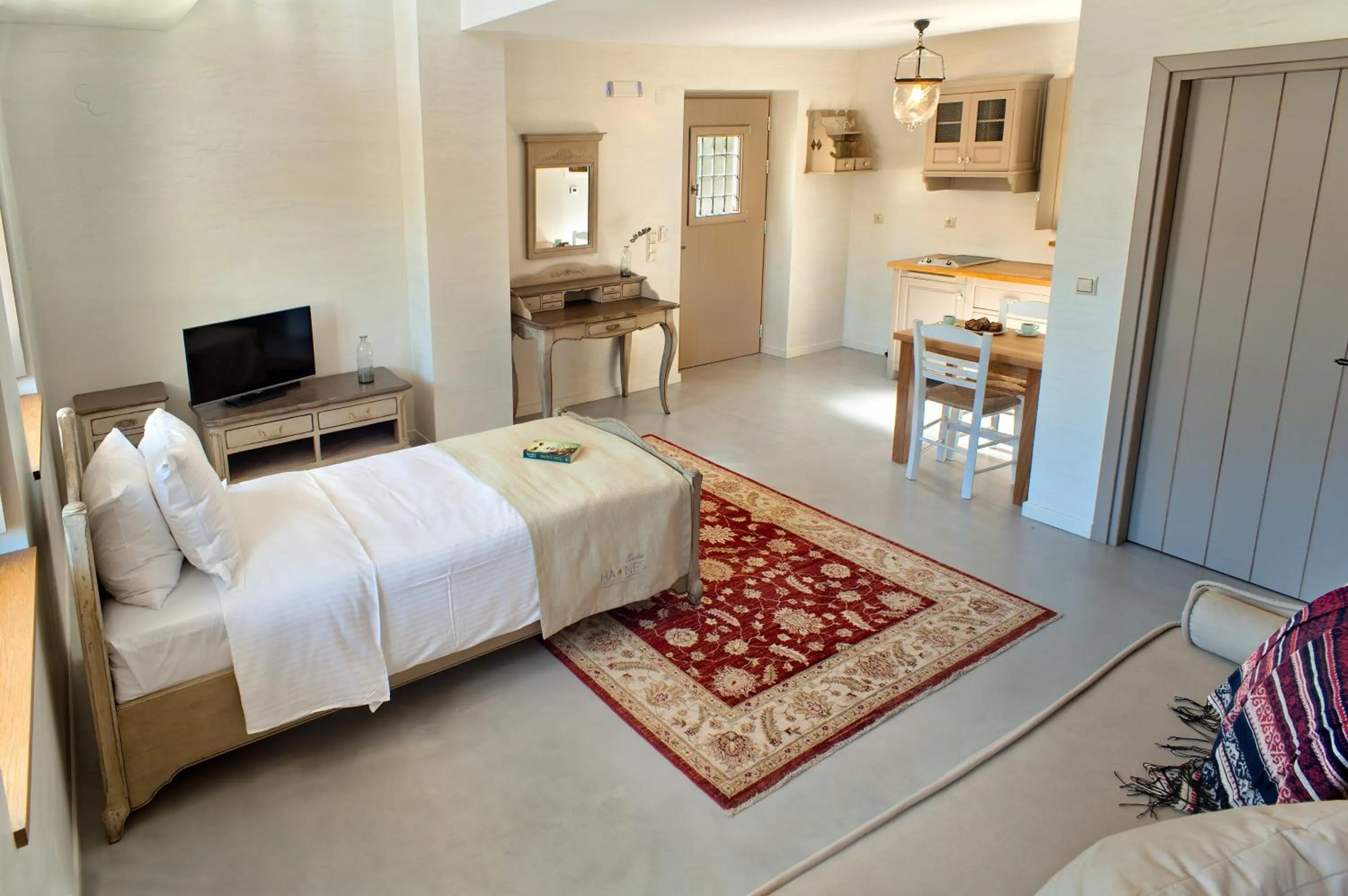 TV and multimedia, Bed in Haones Suites