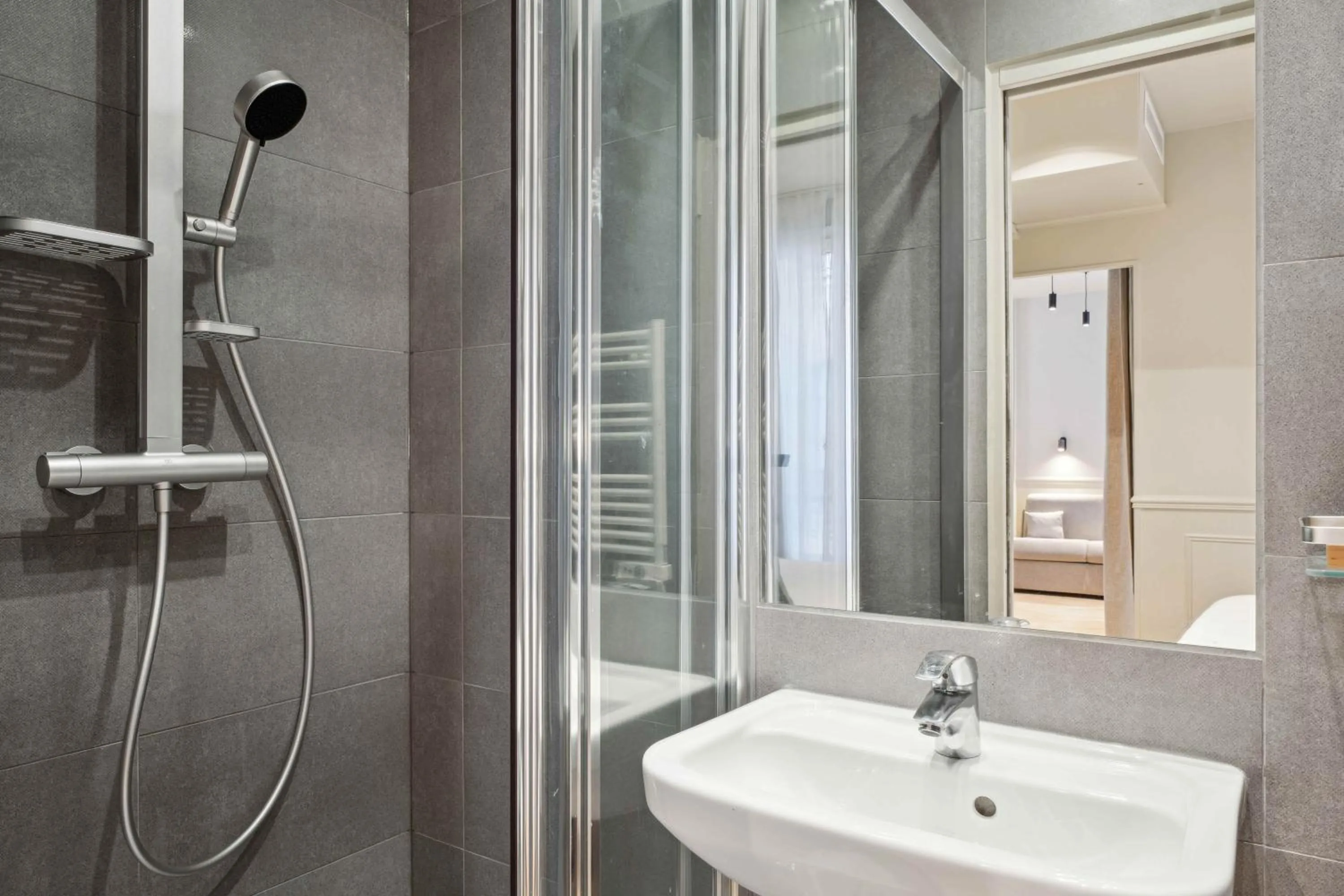 Bathroom in Hôtel Clémence