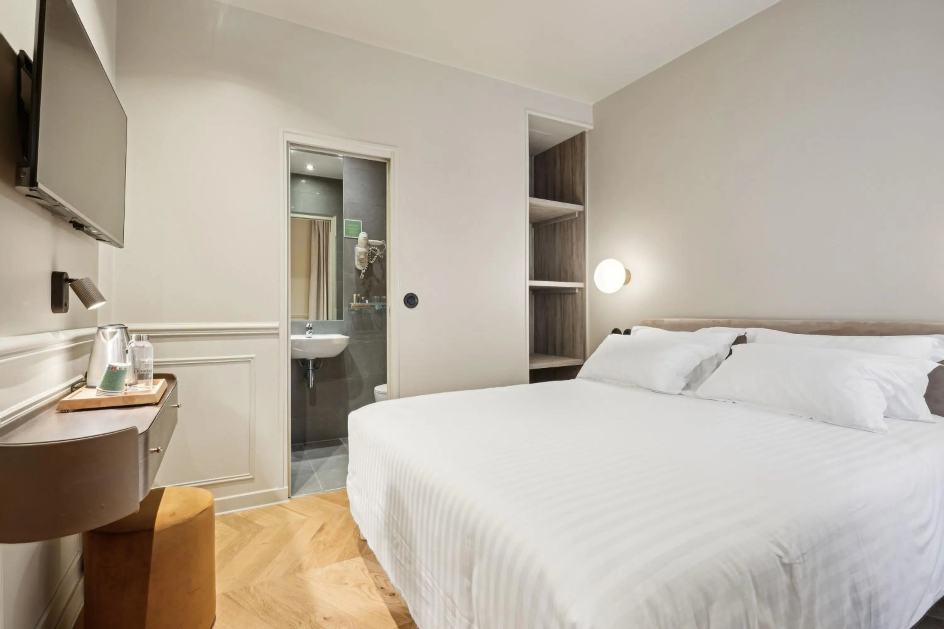 Bathroom, Bed in Hôtel Clémence