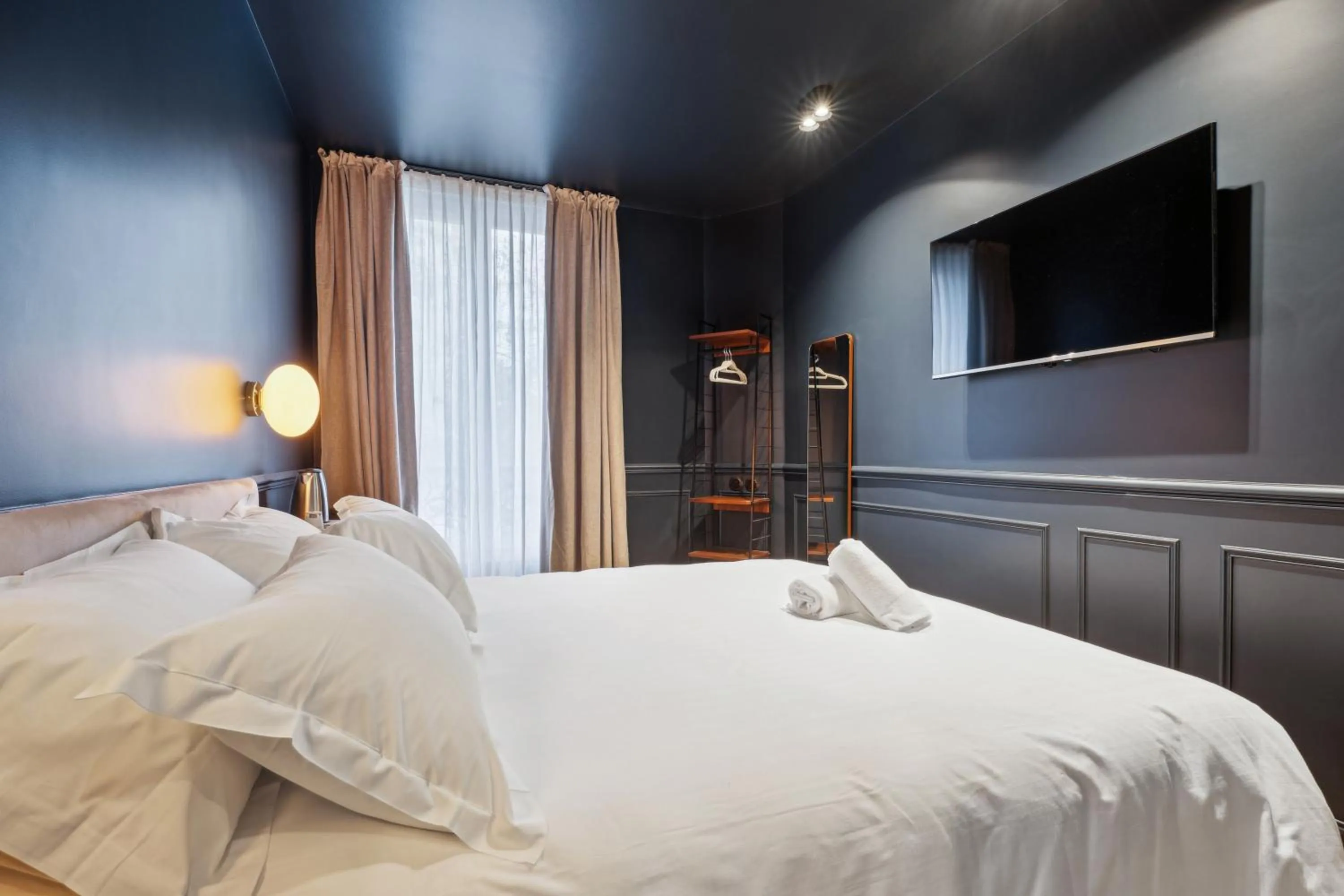 TV and multimedia, Bed in Hôtel Clémence