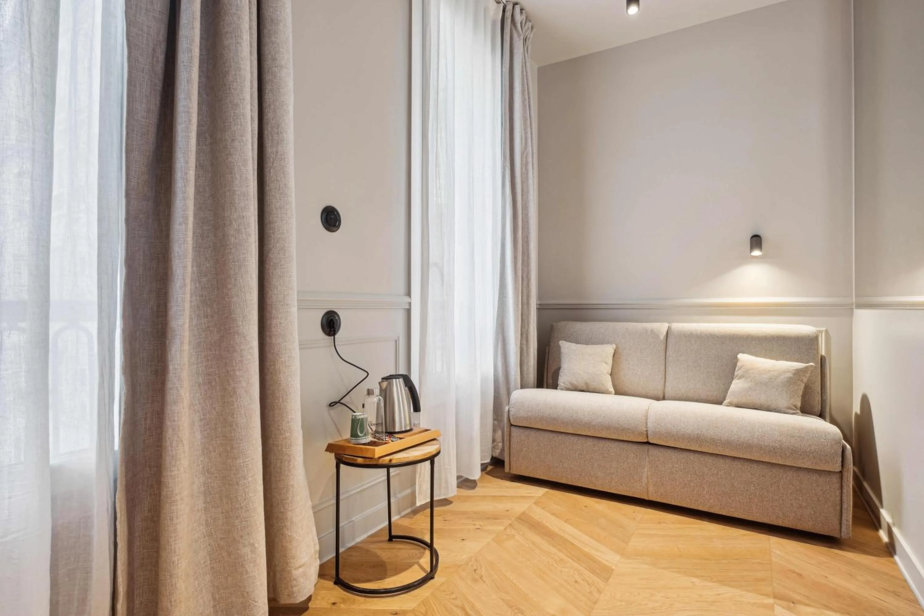 Living room, Bed in Hôtel Clémence