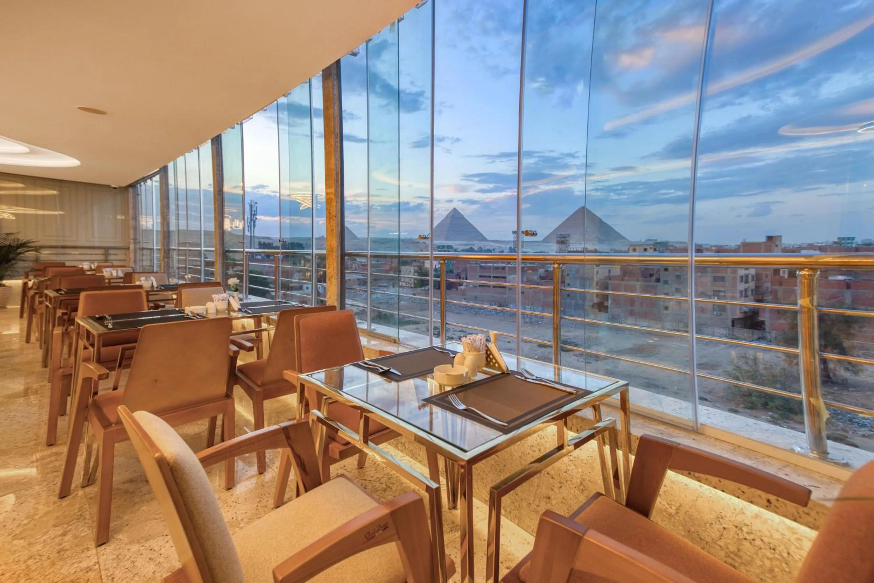 Restaurant/places to eat in Pyramids Plateau Hotel