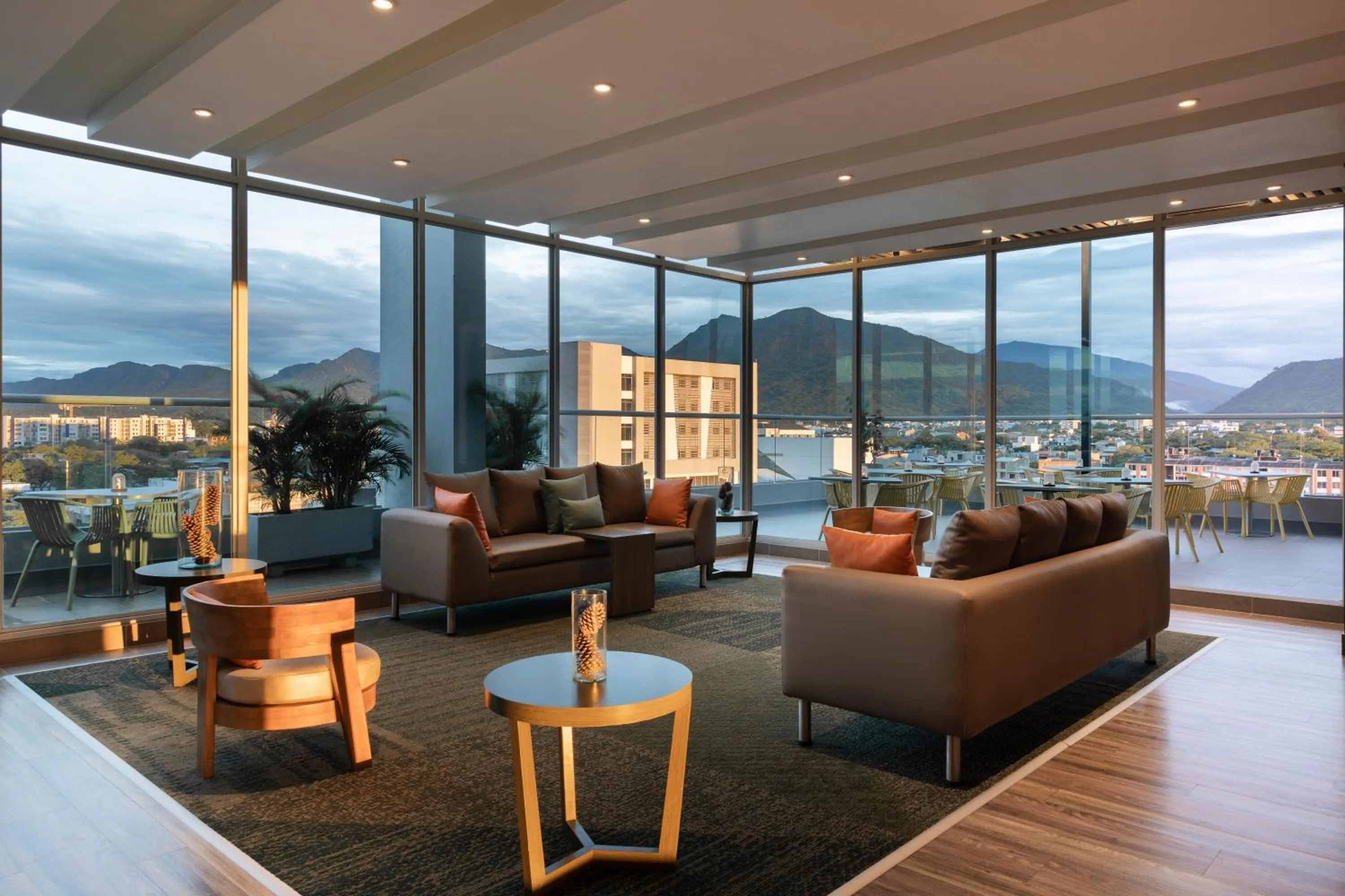 Living room in Hampton By Hilton Yopal