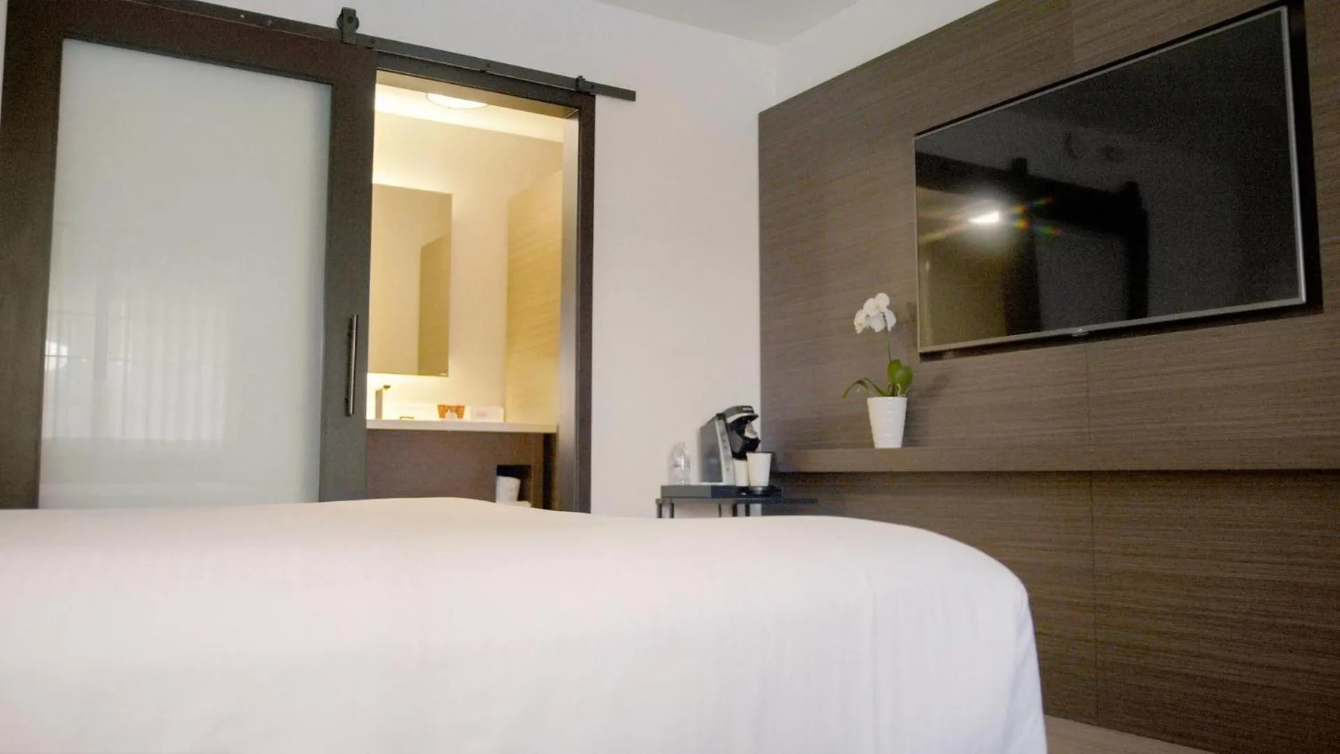 Photo of the whole room, Bed in The Nest Hotel Palo Alto