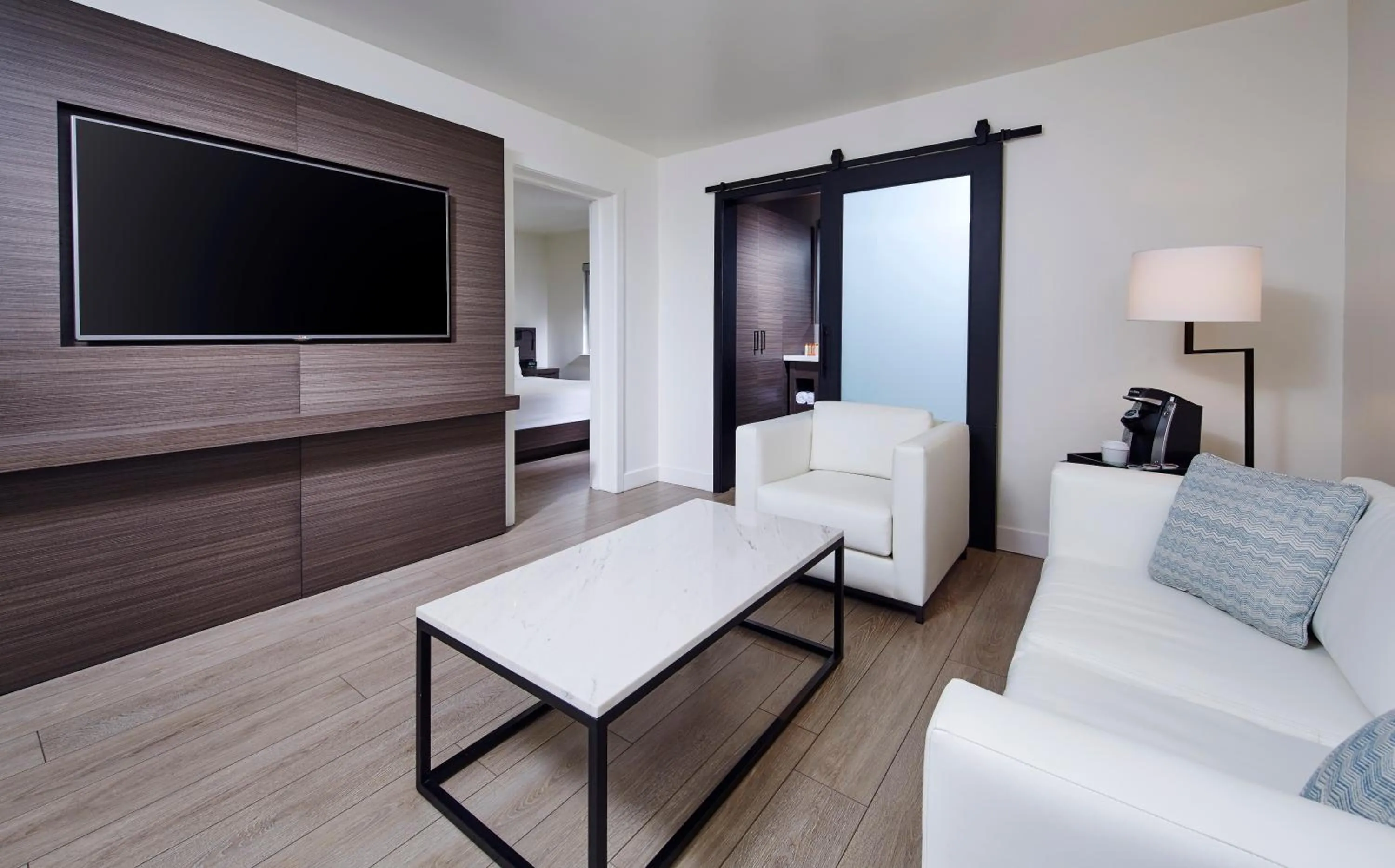 Seating area, Bed in The Nest Hotel Palo Alto