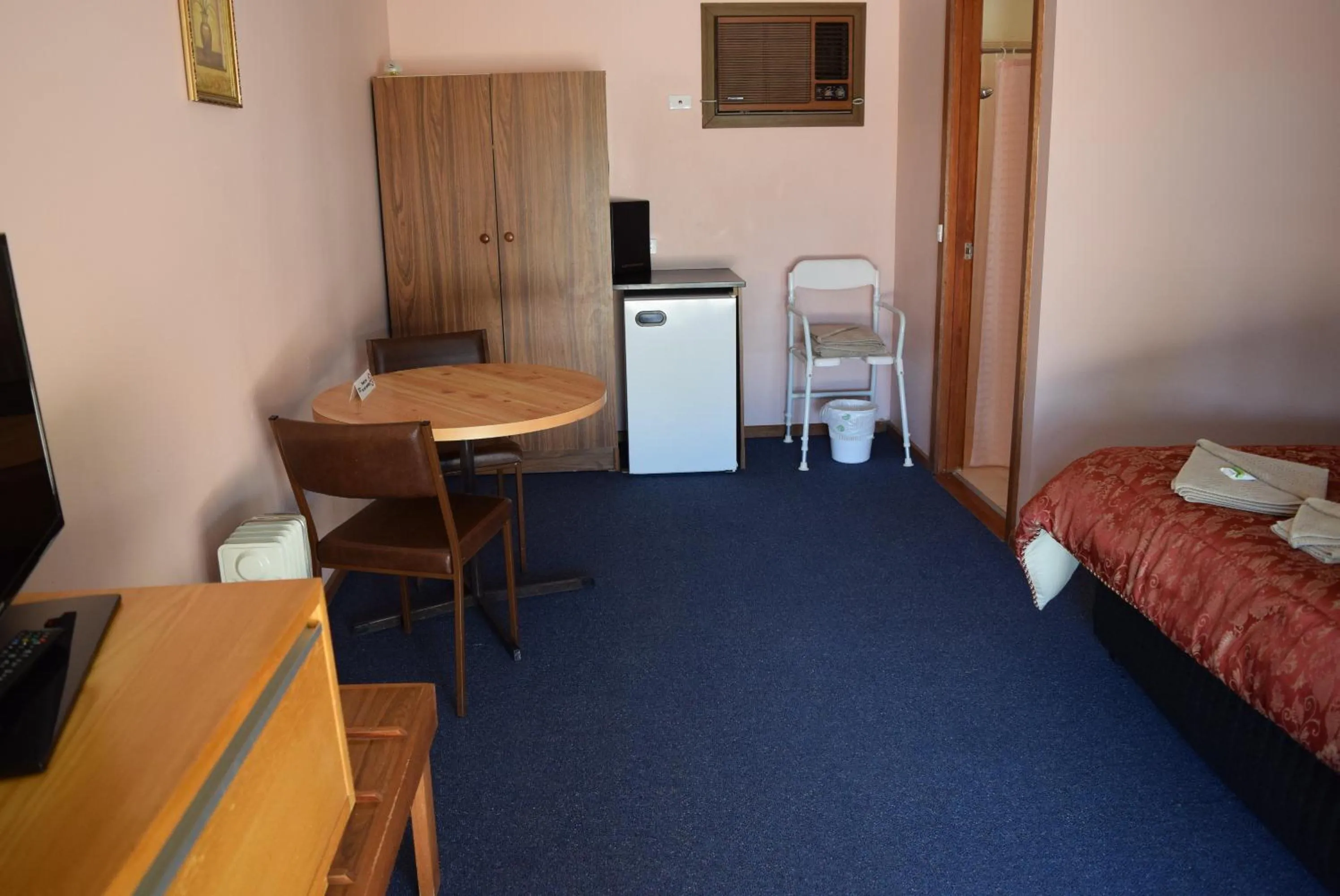 Bed in Roundhouse Motel