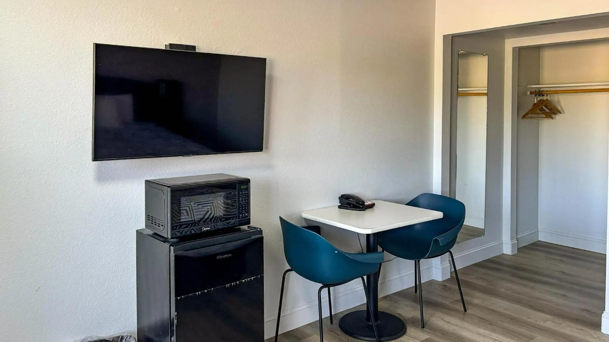 Bedroom in Motel 6 Selma, CA