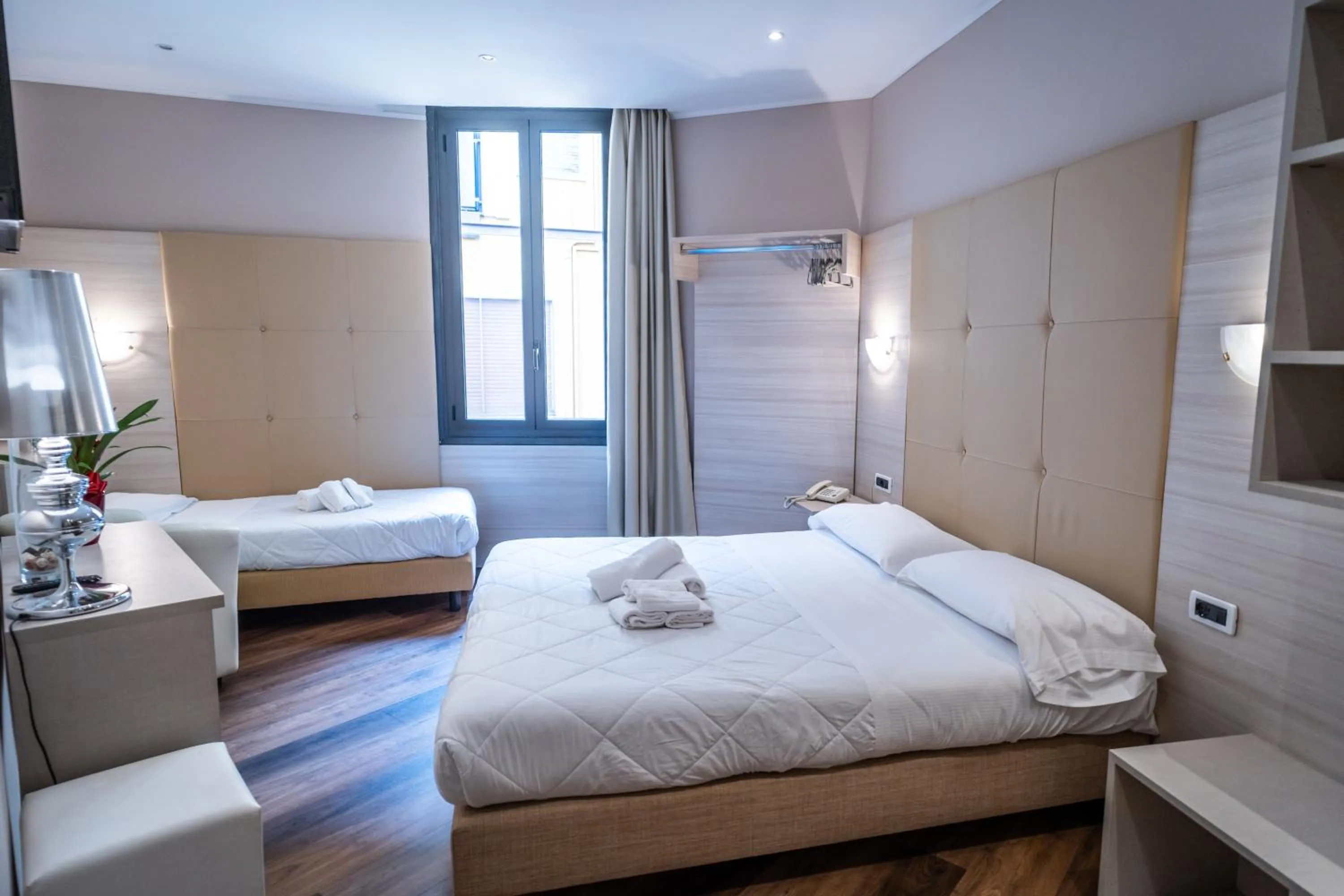 Photo of the whole room, Bed in Hotel Globo Suite-Correnti hotels