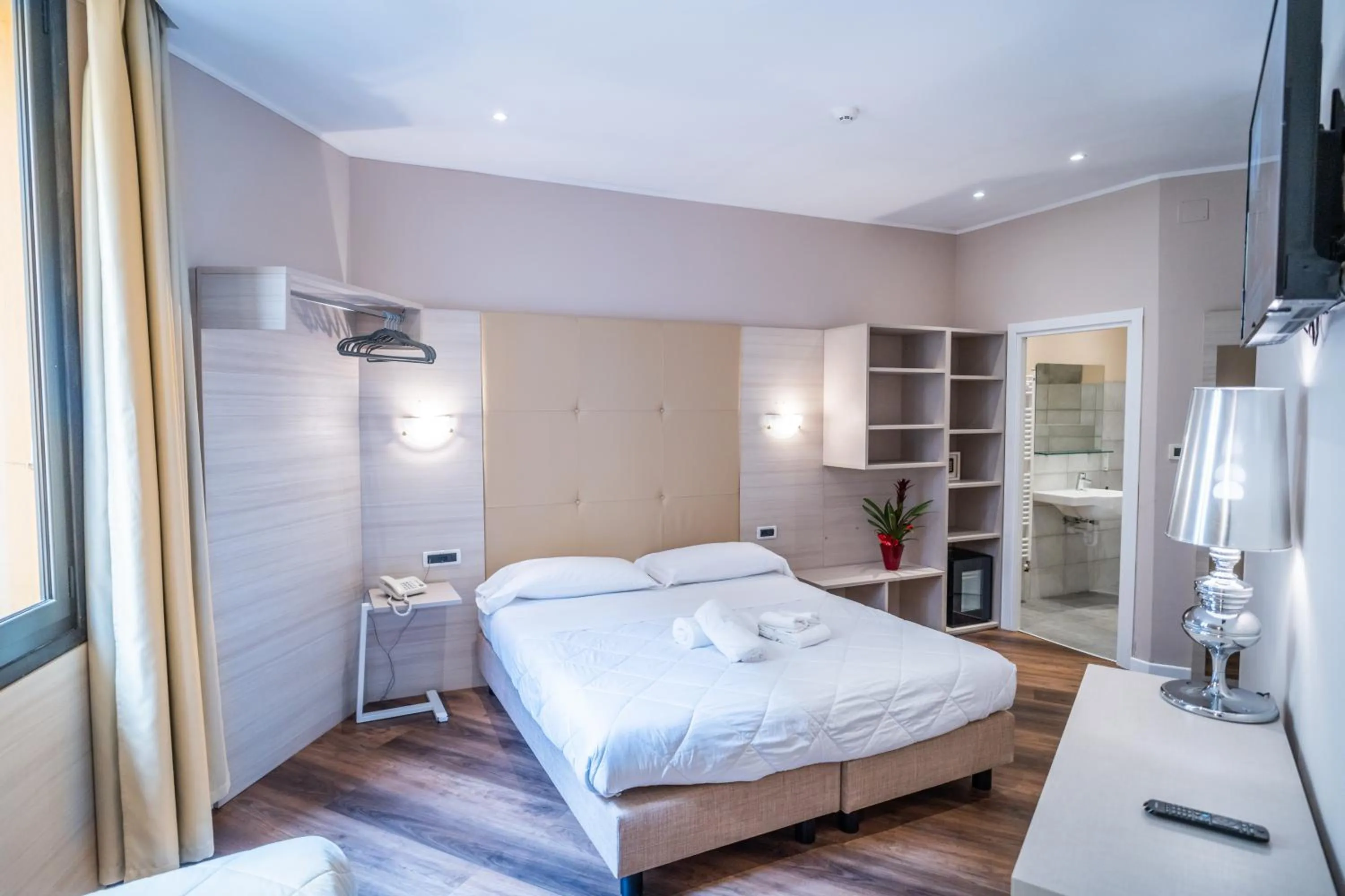 Photo of the whole room, Bed in Hotel Globo Suite-Correnti hotels