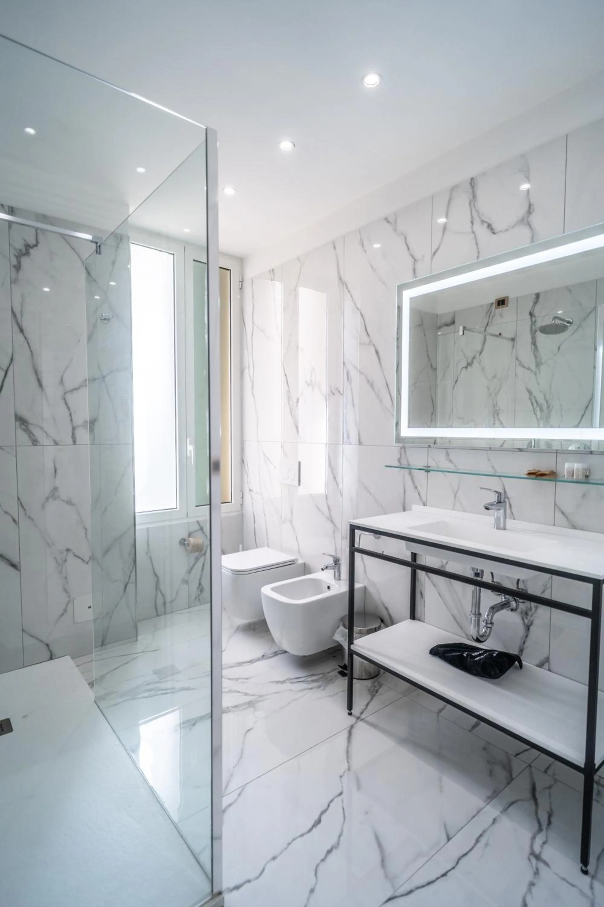 Shower in Hotel Globo Suite-Correnti hotels