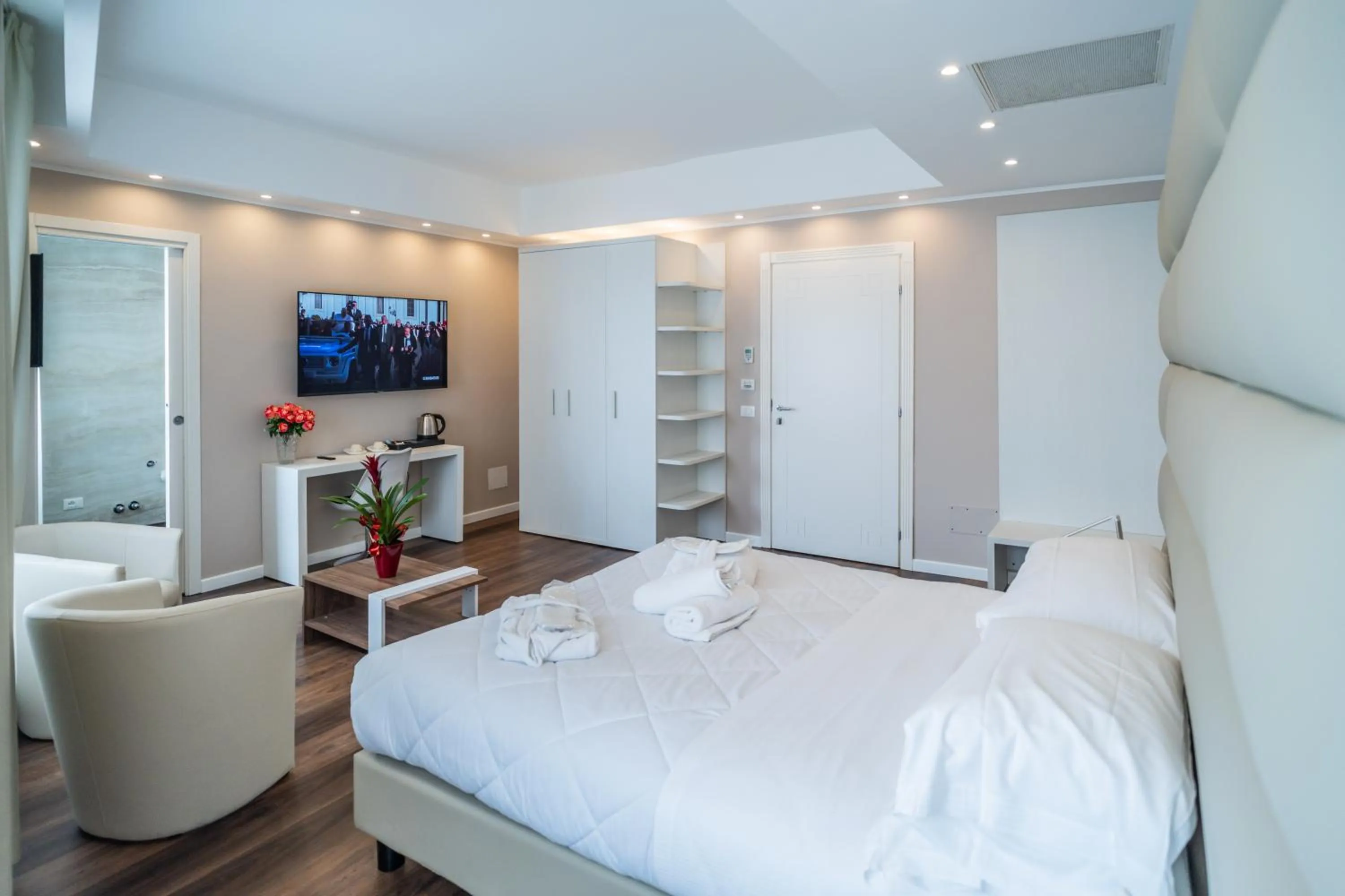 Photo of the whole room, Bed in Hotel Globo Suite-Correnti hotels