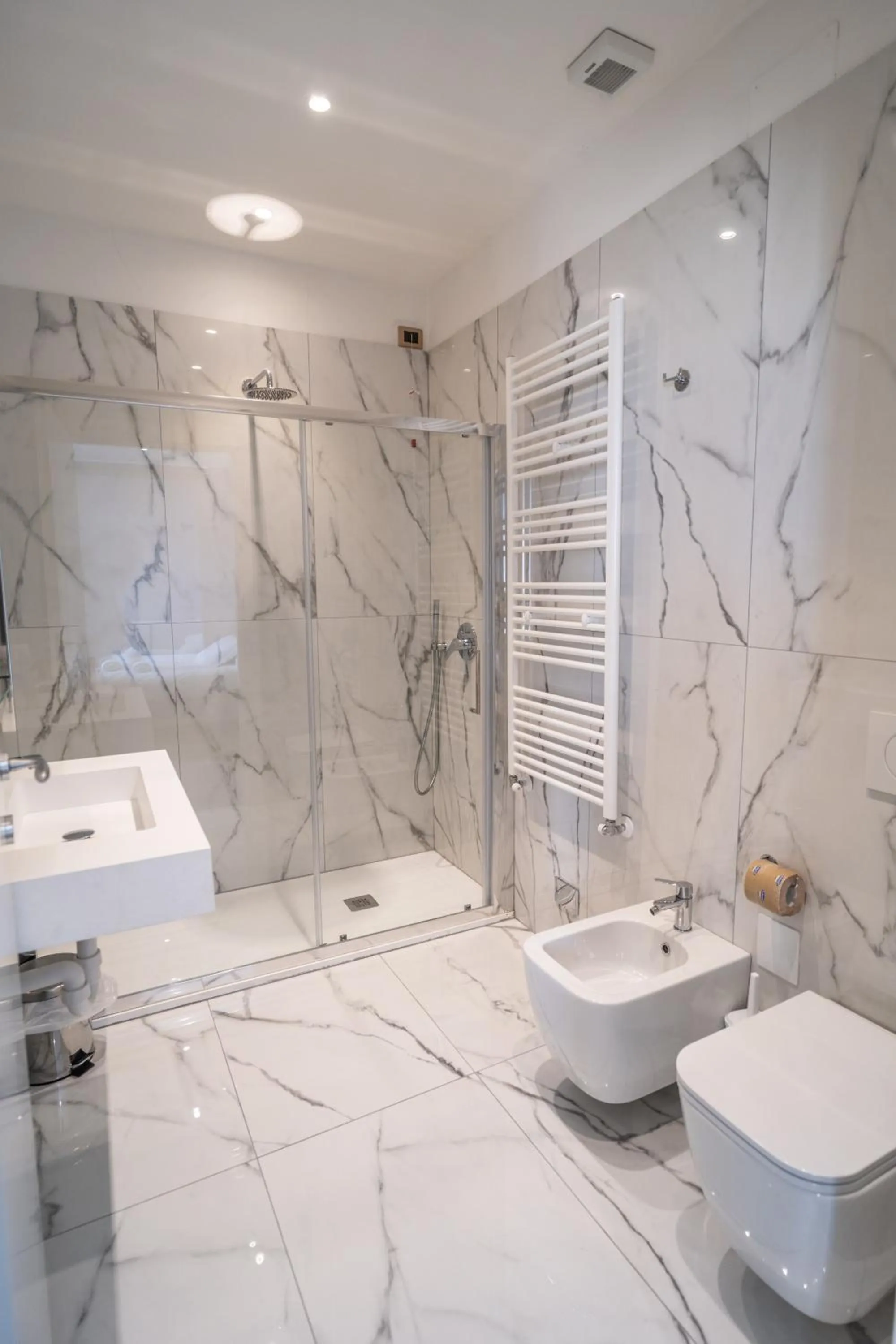 Shower in Hotel Globo Suite-Correnti hotels