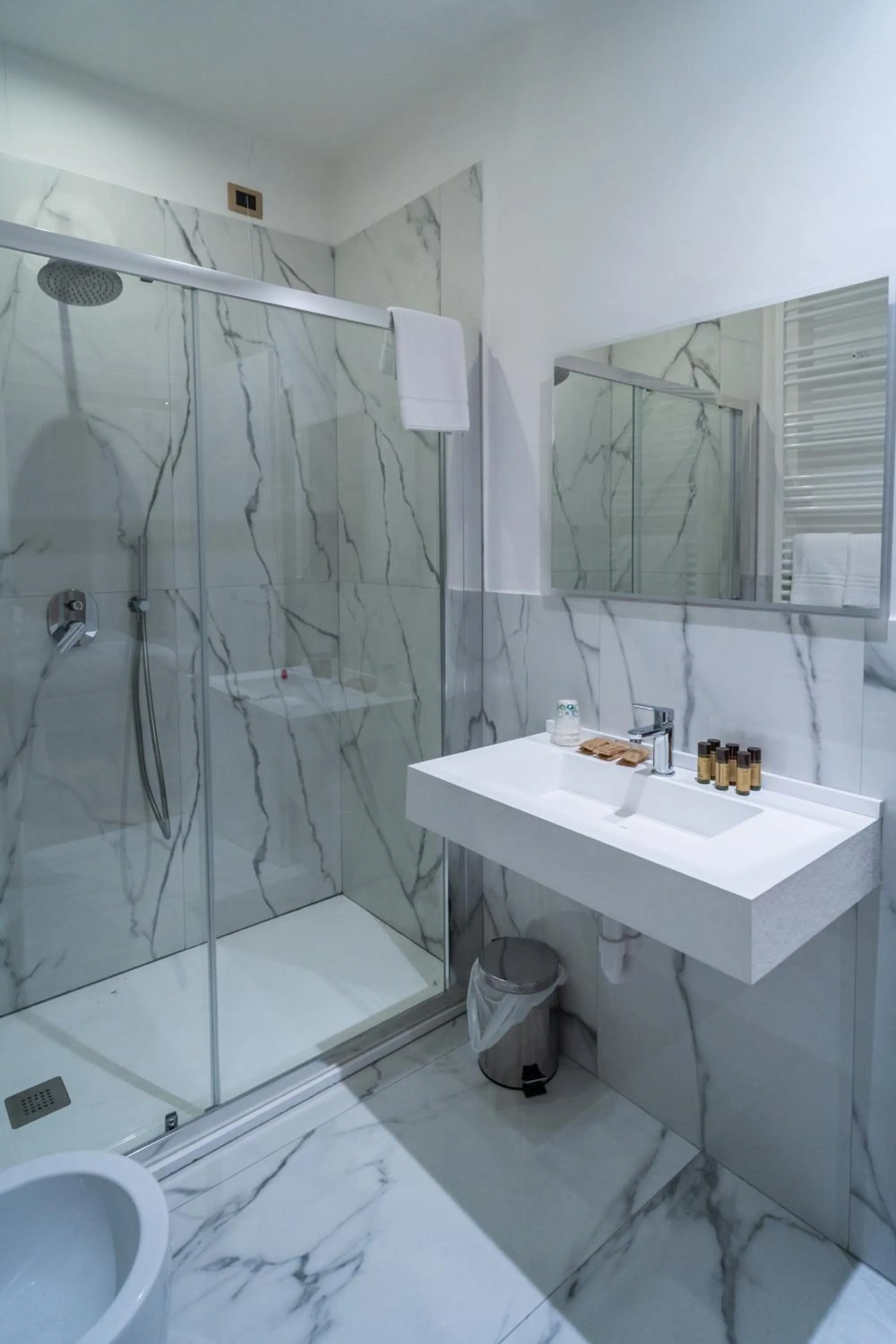 Shower in Hotel Globo Suite-Correnti hotels