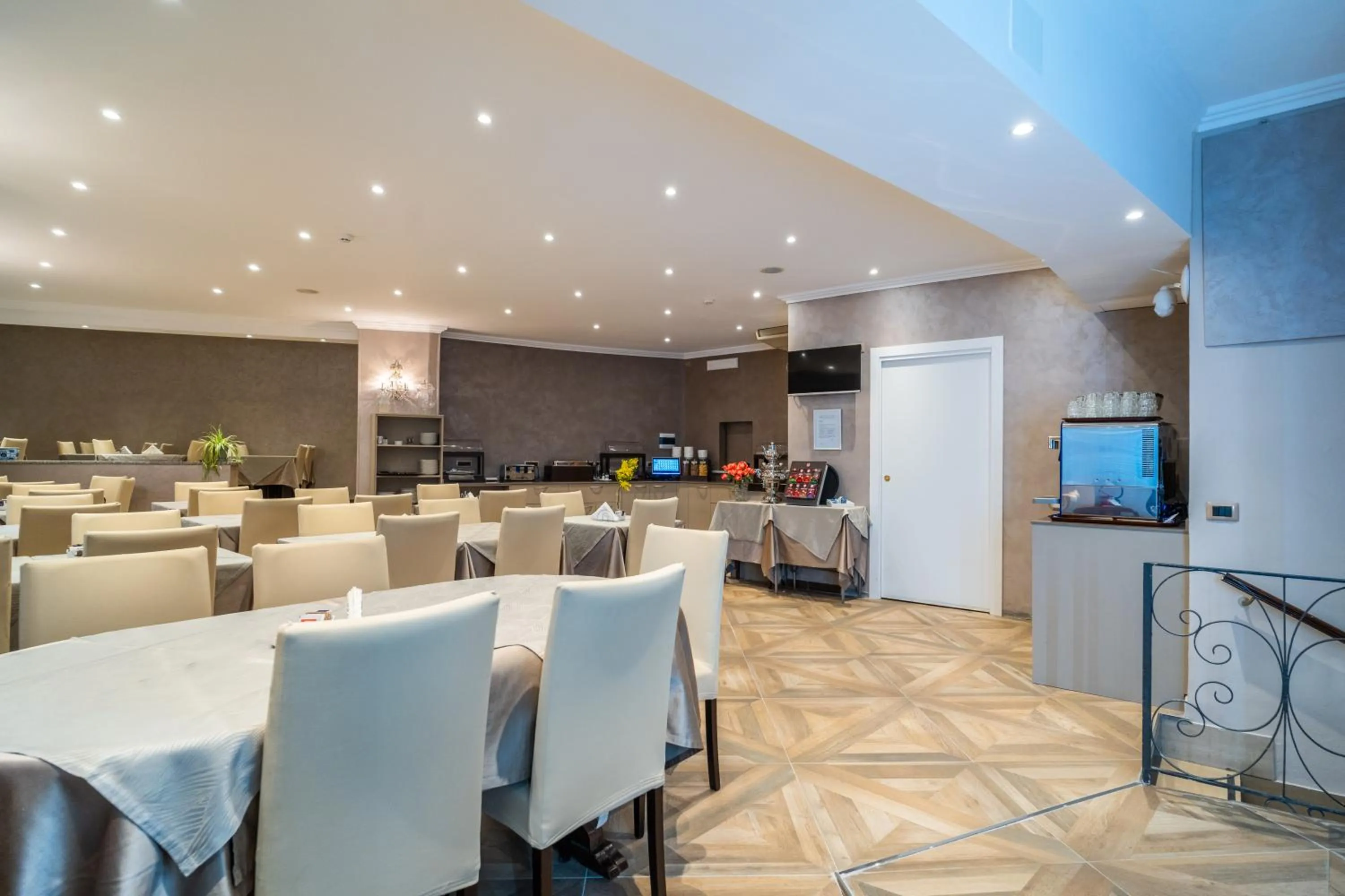 Breakfast in Hotel Globo Suite-Correnti hotels