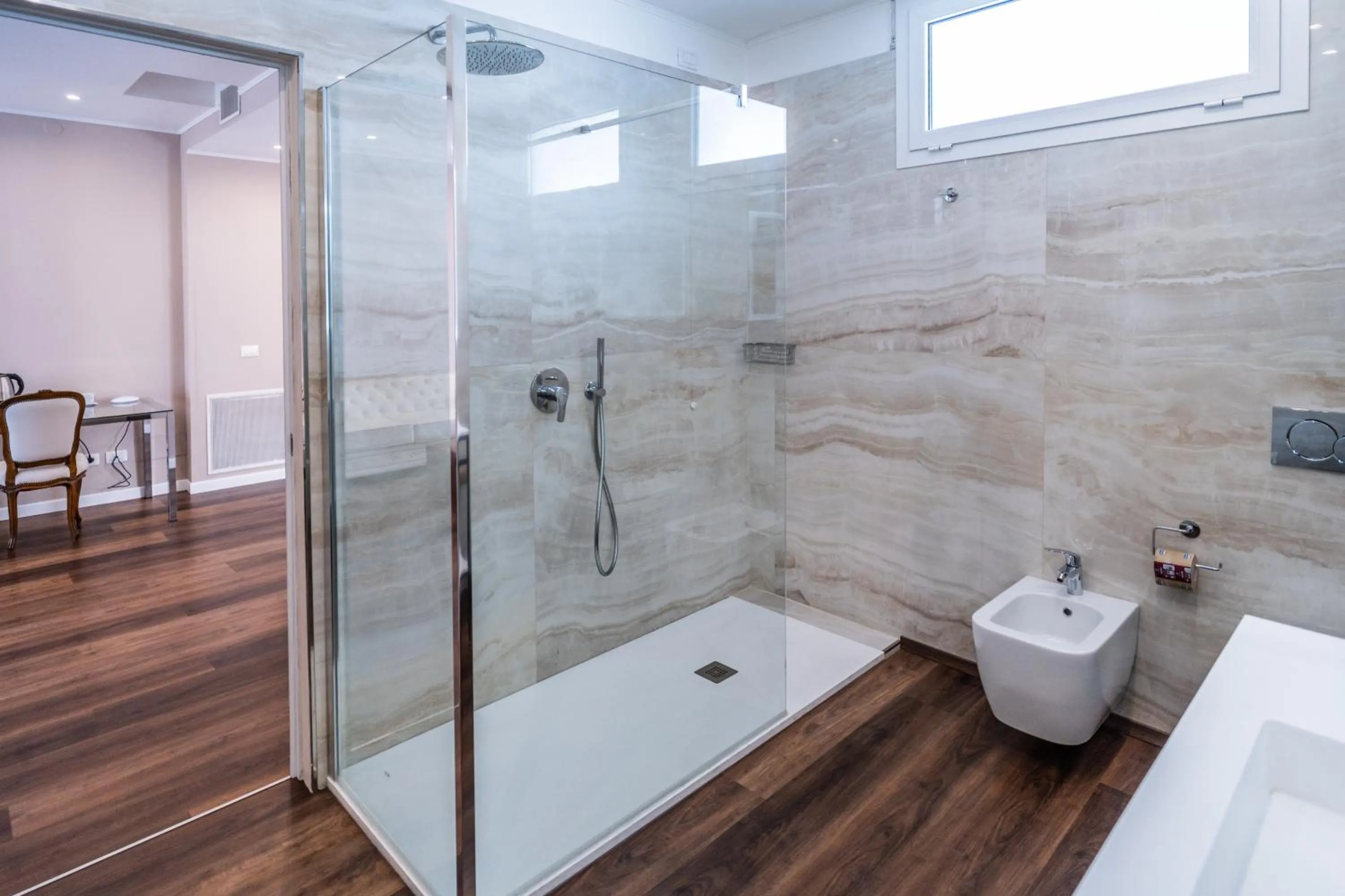 Shower in Hotel Globo Suite-Correnti hotels