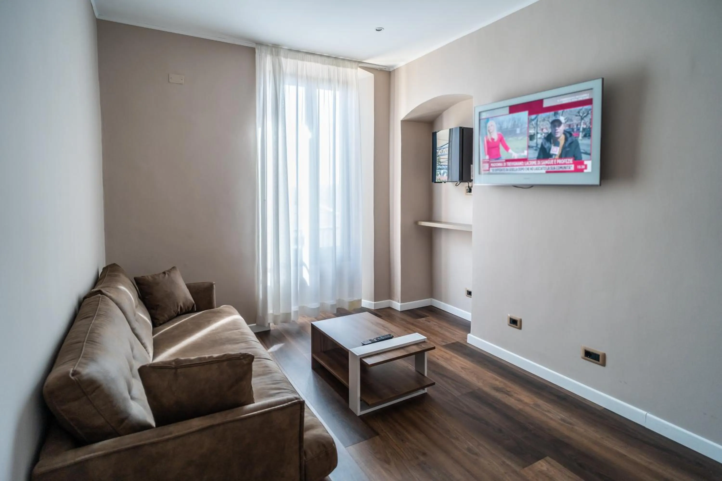 TV and multimedia in Hotel Globo Suite-Correnti hotels