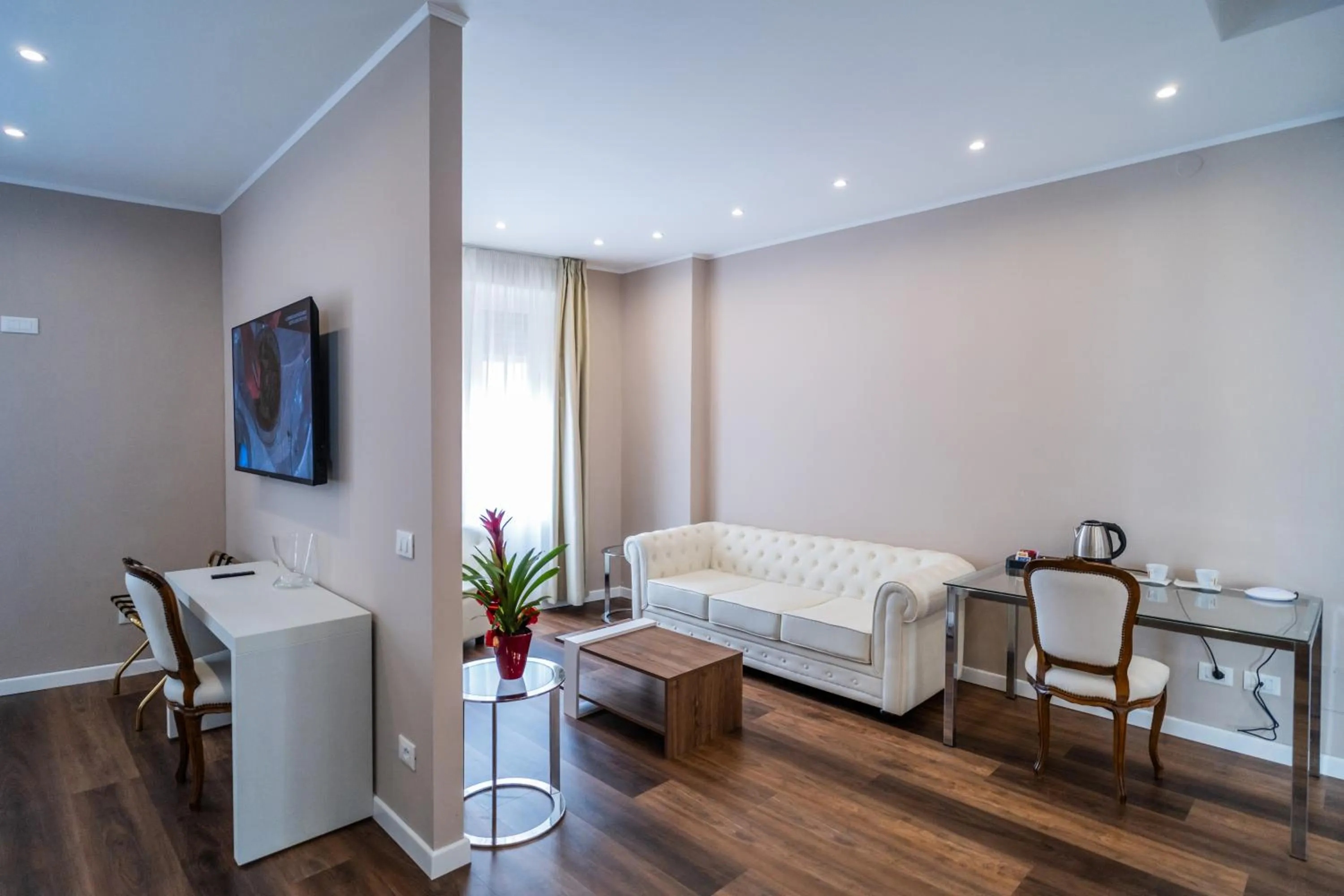 Photo of the whole room, Bed in Hotel Globo Suite-Correnti hotels