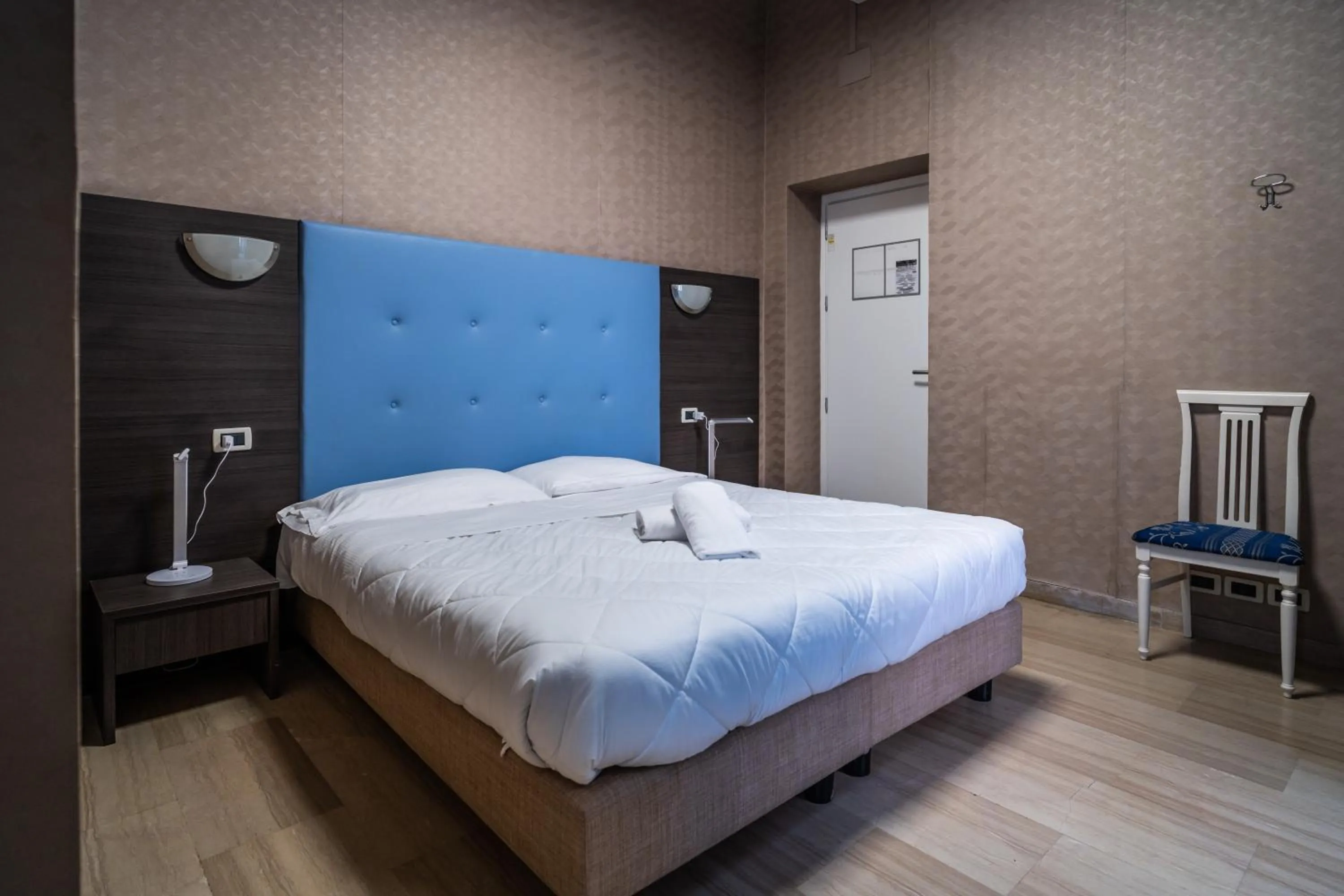 Photo of the whole room, Bed in Hotel Globo Suite-Correnti hotels