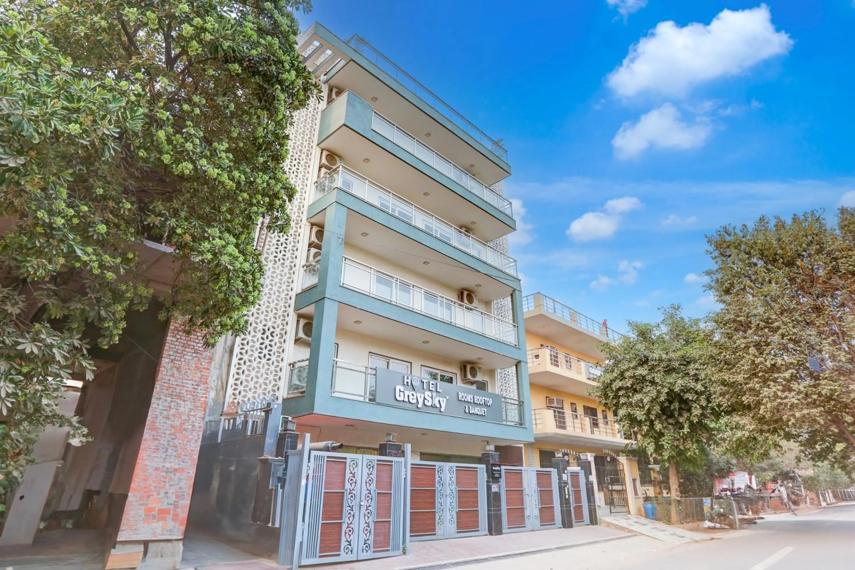 Property building in Hotel Grey Medicity Modern Rooms, Prime Location, Affordable Rates I Near Medanta