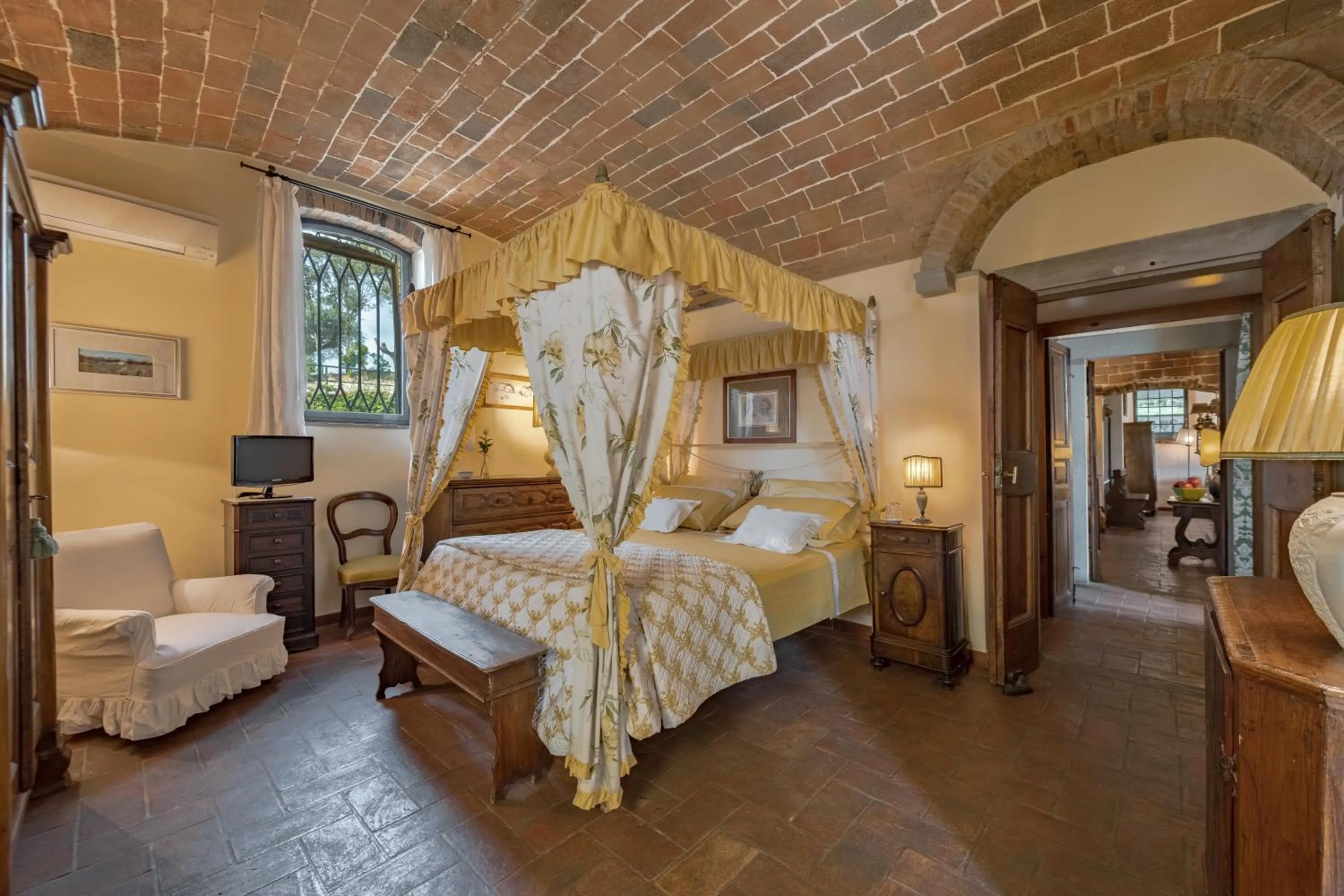 Photo of the whole room in La Casa Gialla