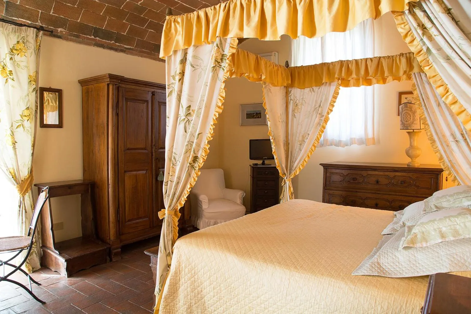 Bedroom in La Casa Gialla